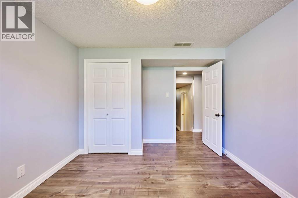 812A 69 Avenue SW - 36