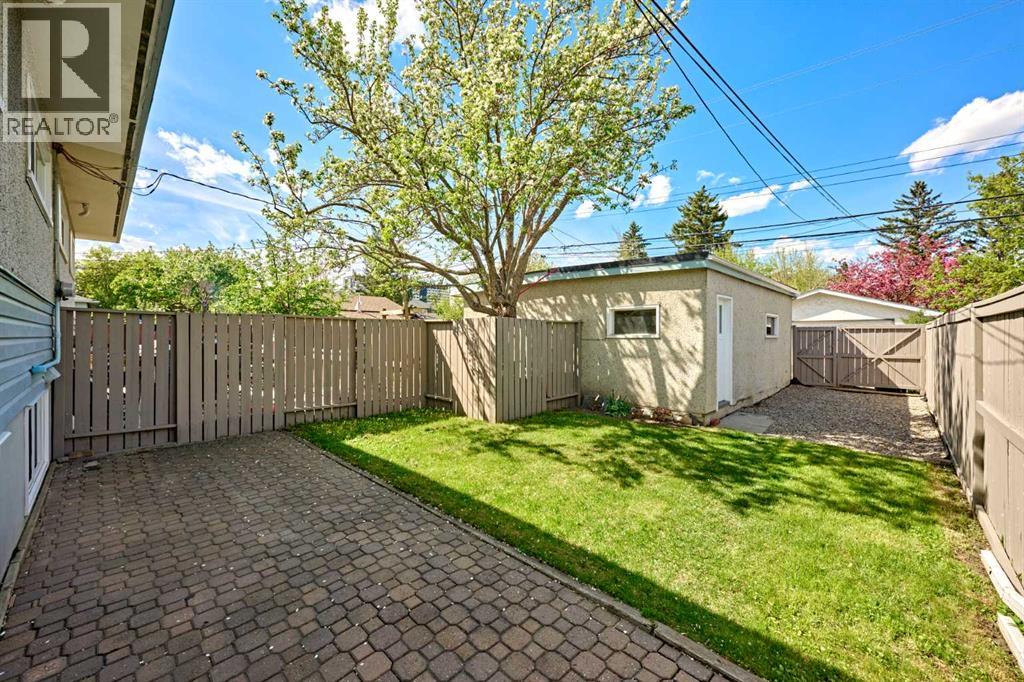 812A 69 Avenue SW - 39