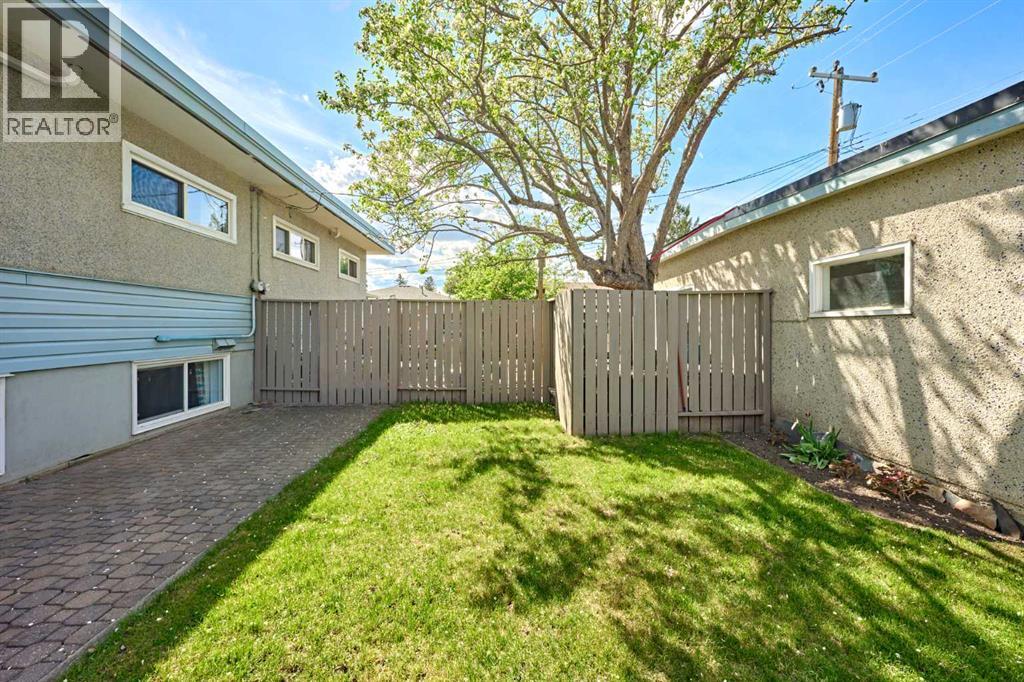 812A 69 Avenue SW - 40
