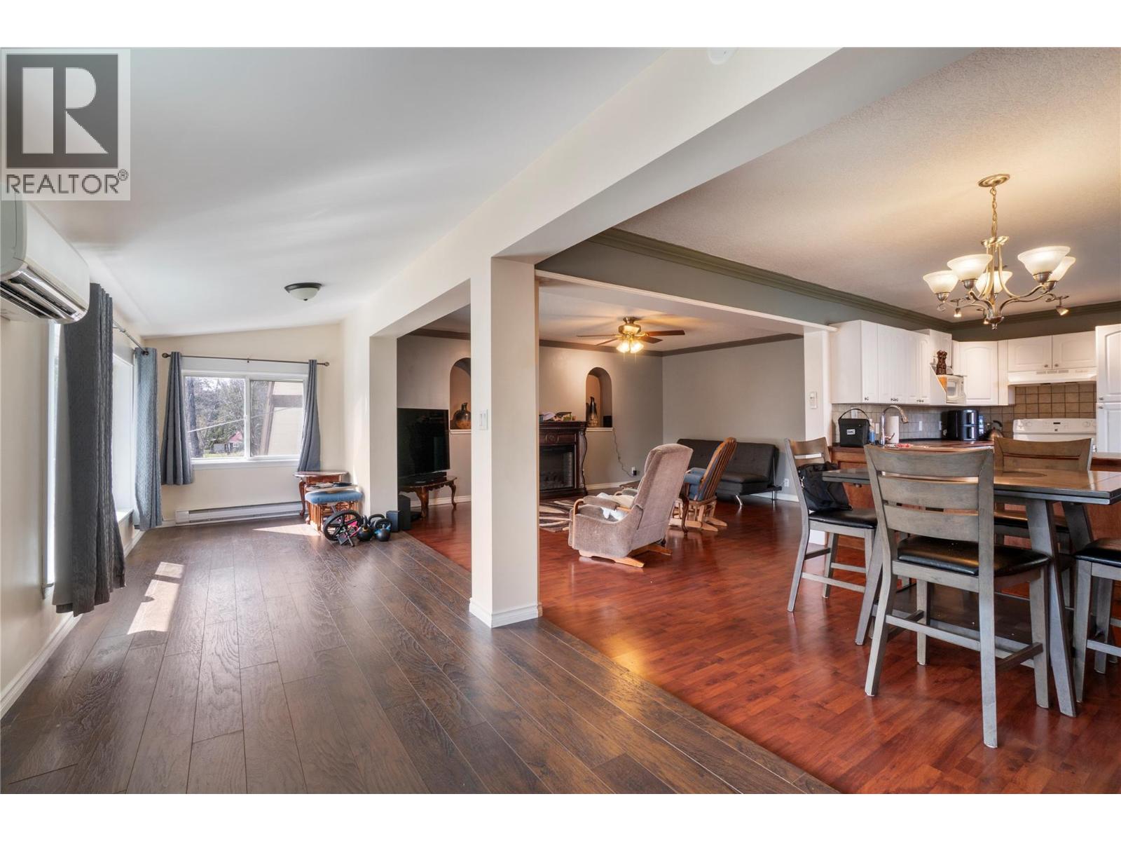 6327 Squilax-Anglemont Road - 33