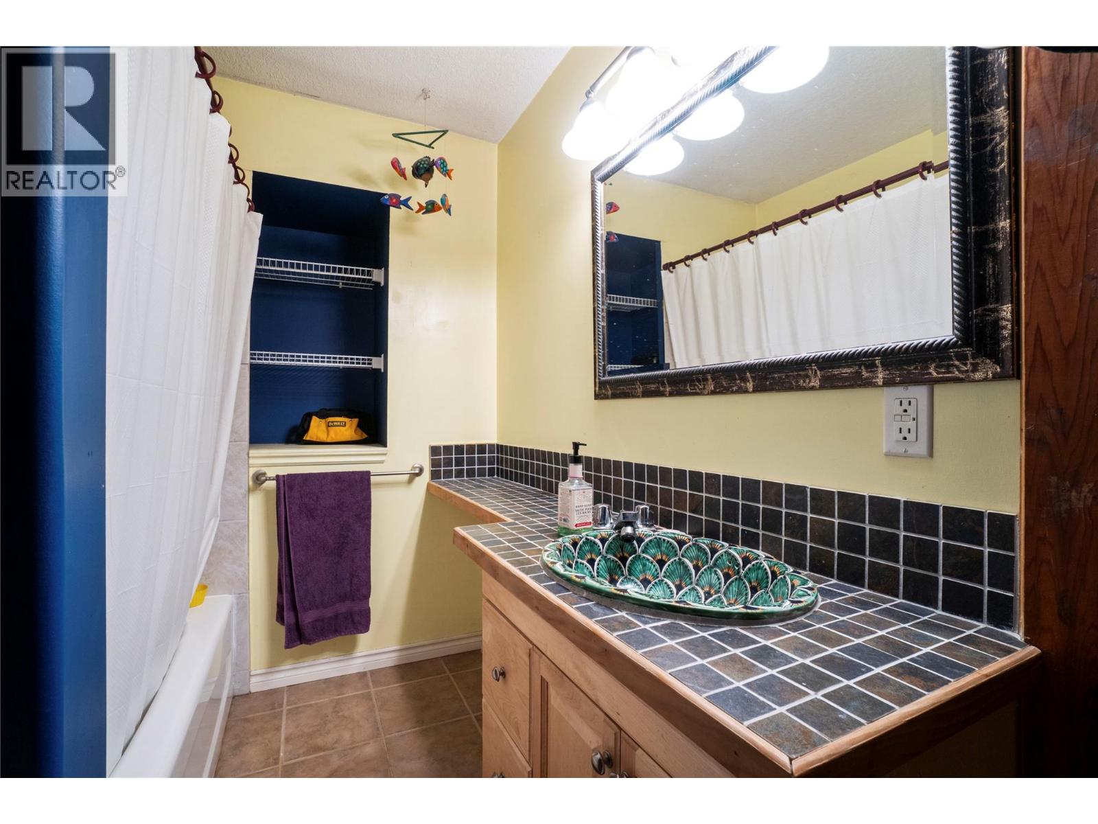 6327 Squilax-Anglemont Road - 38