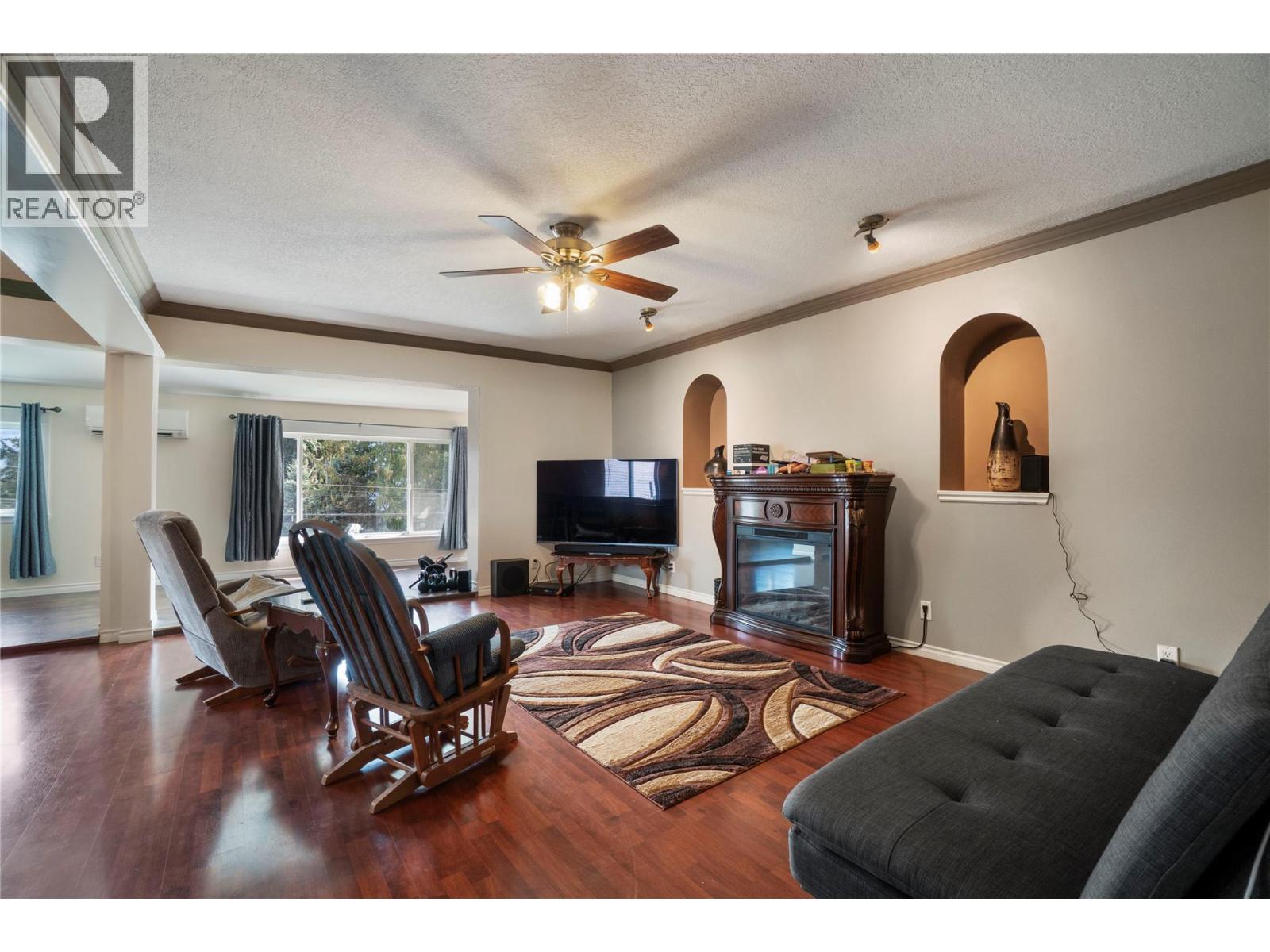 6327 Squilax-Anglemont Road - 31