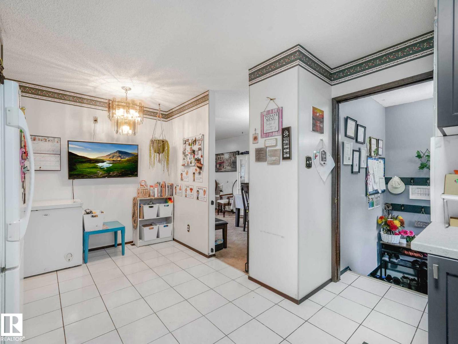 8715 41 AV NW - 30