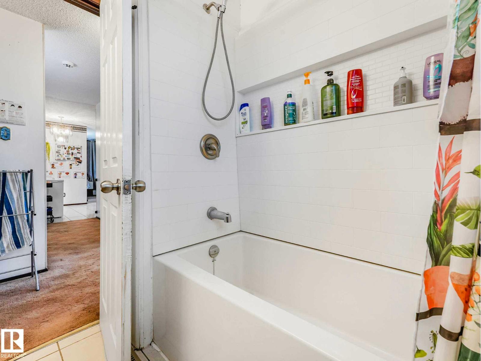 8715 41 AV NW - 27