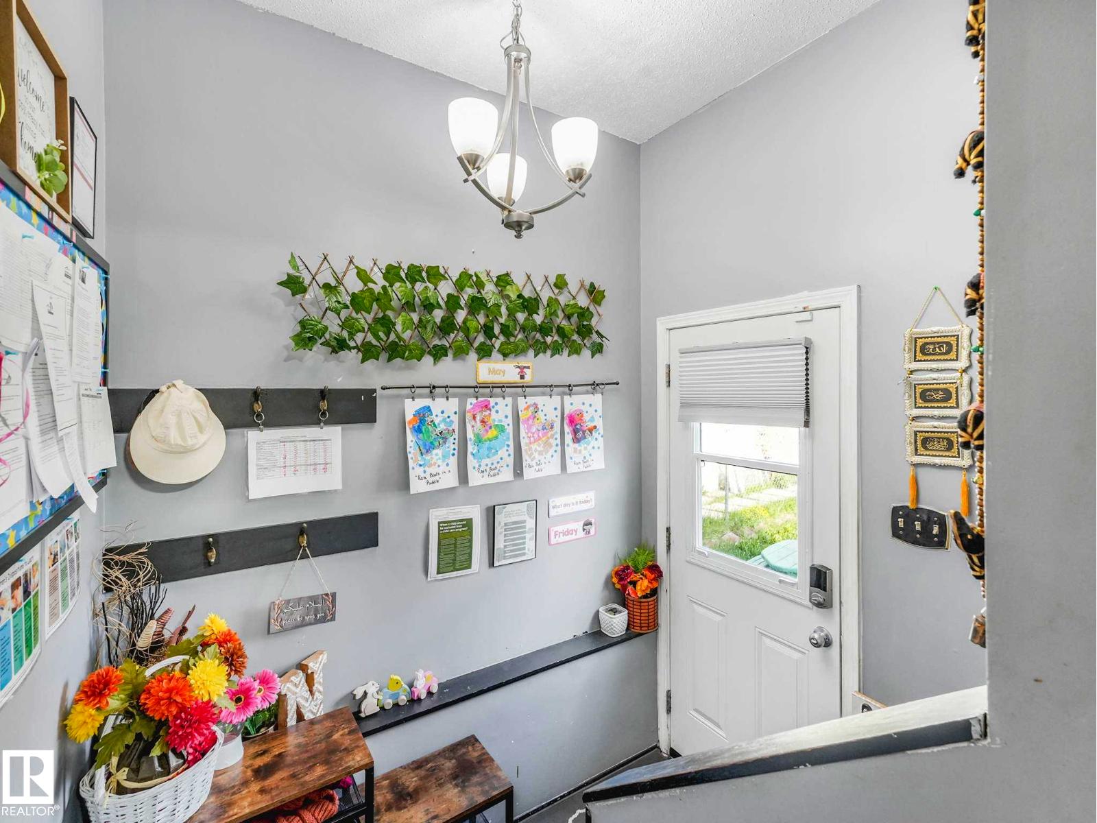 8715 41 AV NW - 32