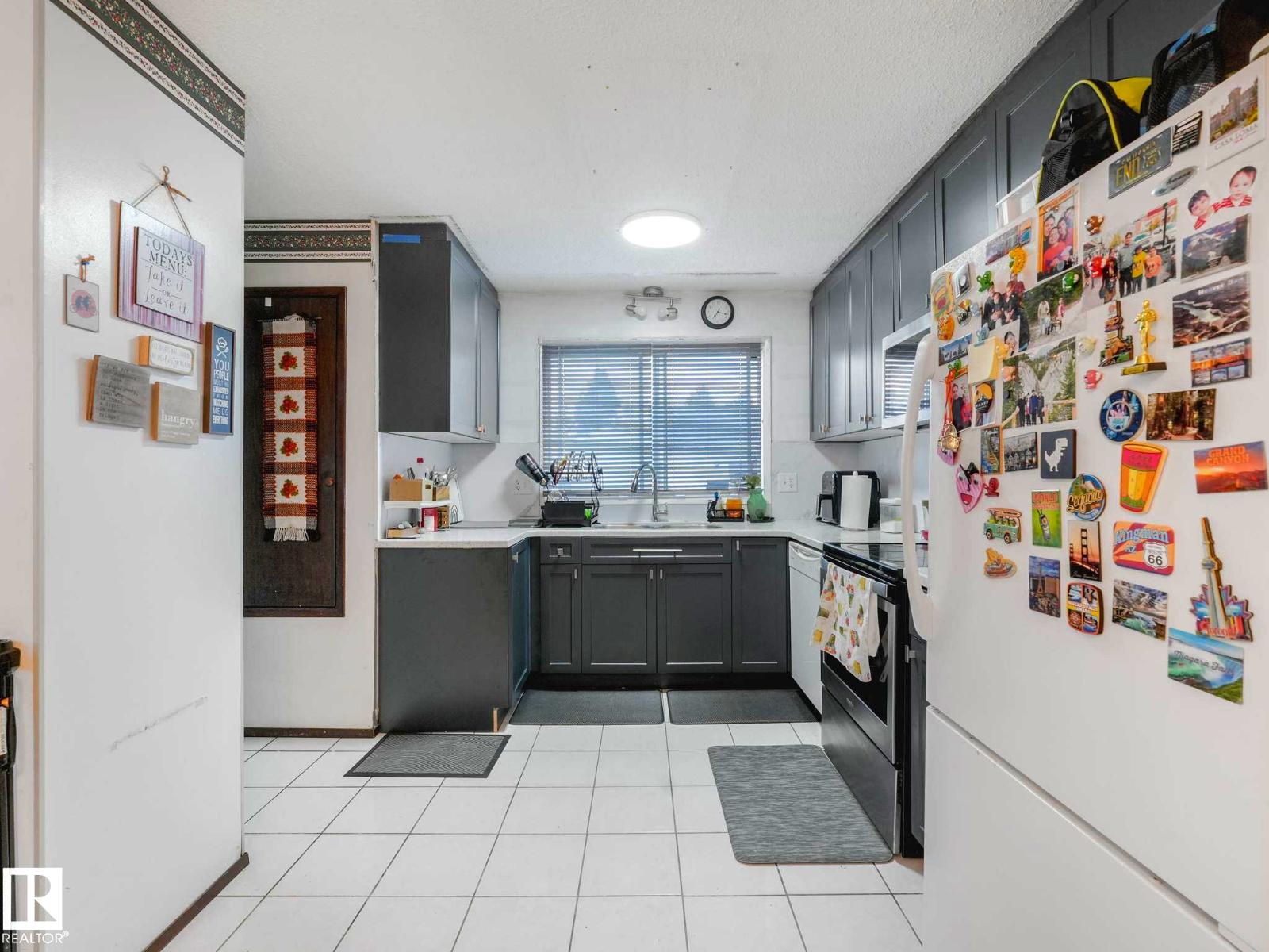 8715 41 AV NW - 14