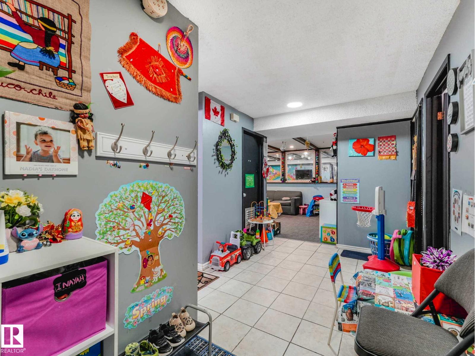 8715 41 AV NW - 35