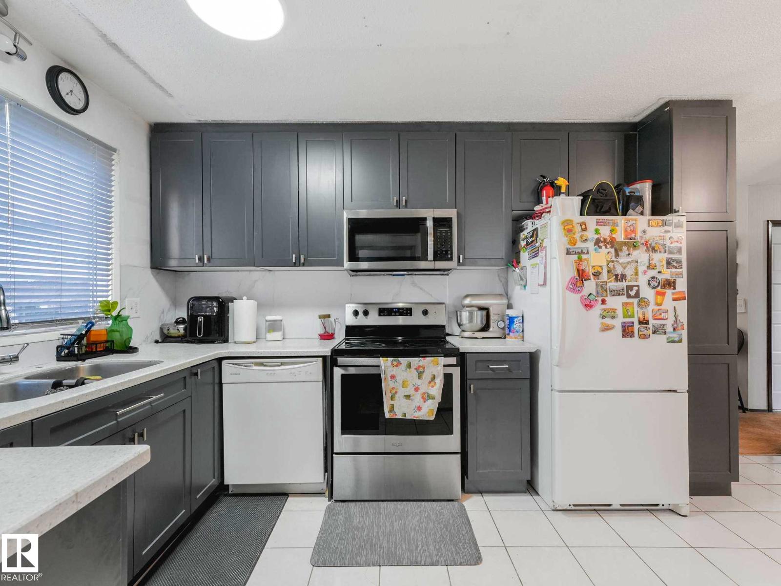 8715 41 AV NW - 16