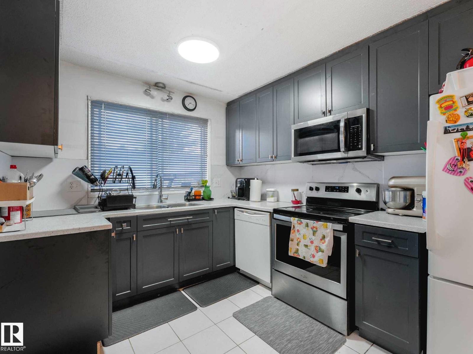 8715 41 AV NW - 15