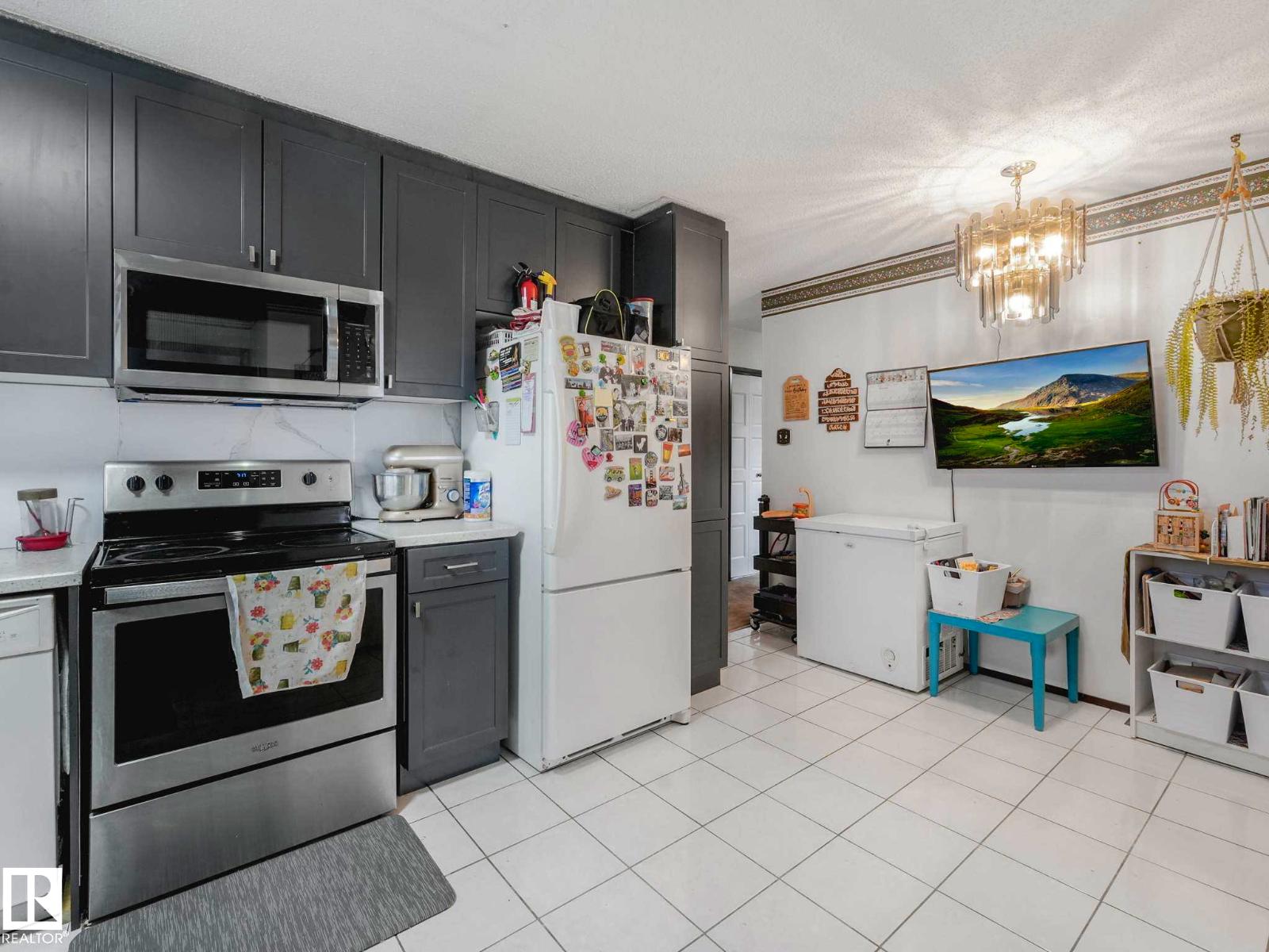 8715 41 AV NW - 17