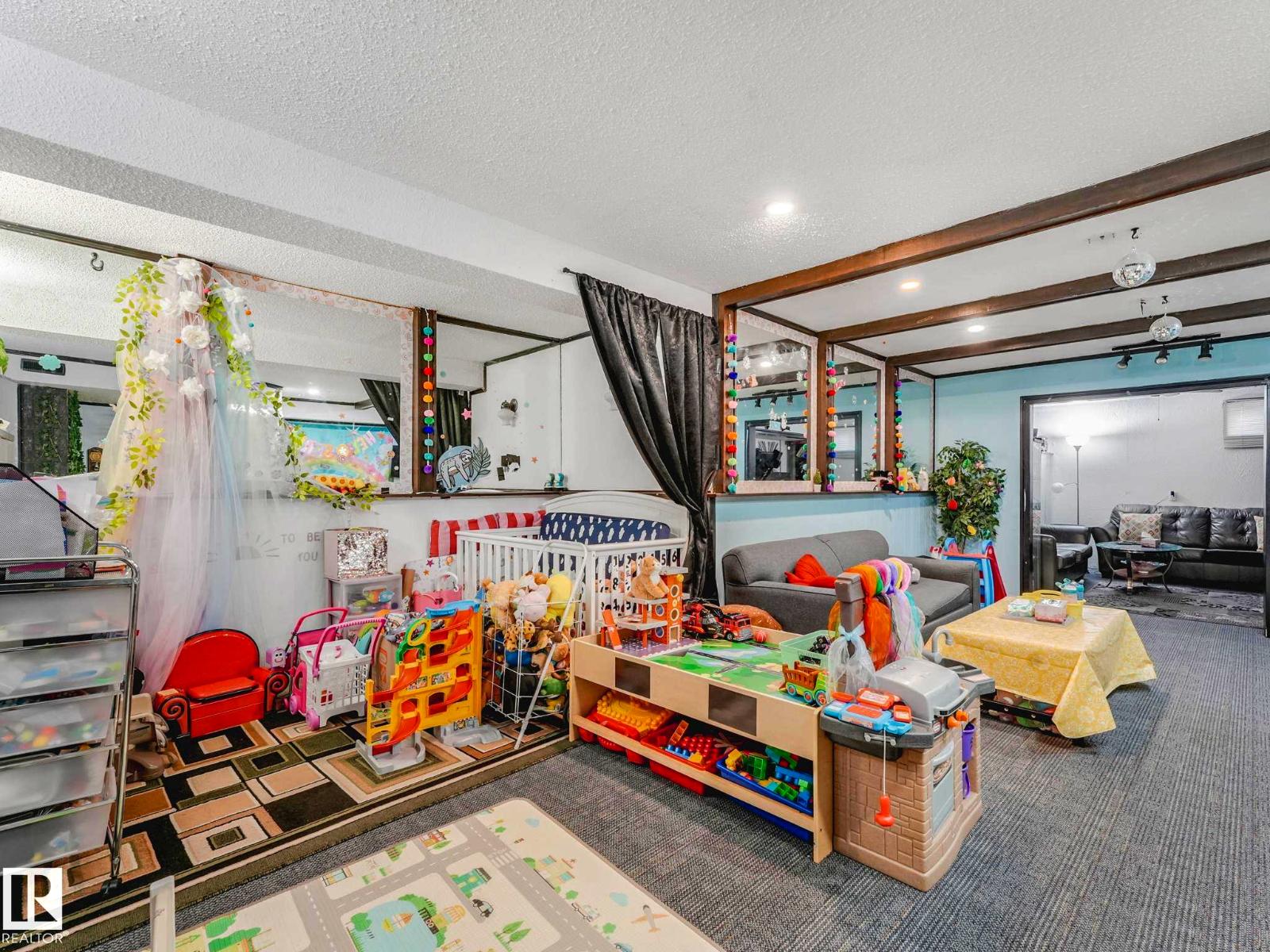 8715 41 AV NW - 41