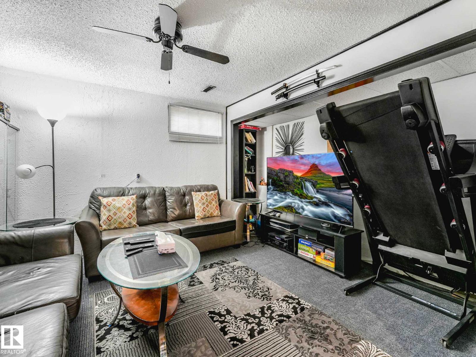 8715 41 AV NW - 43