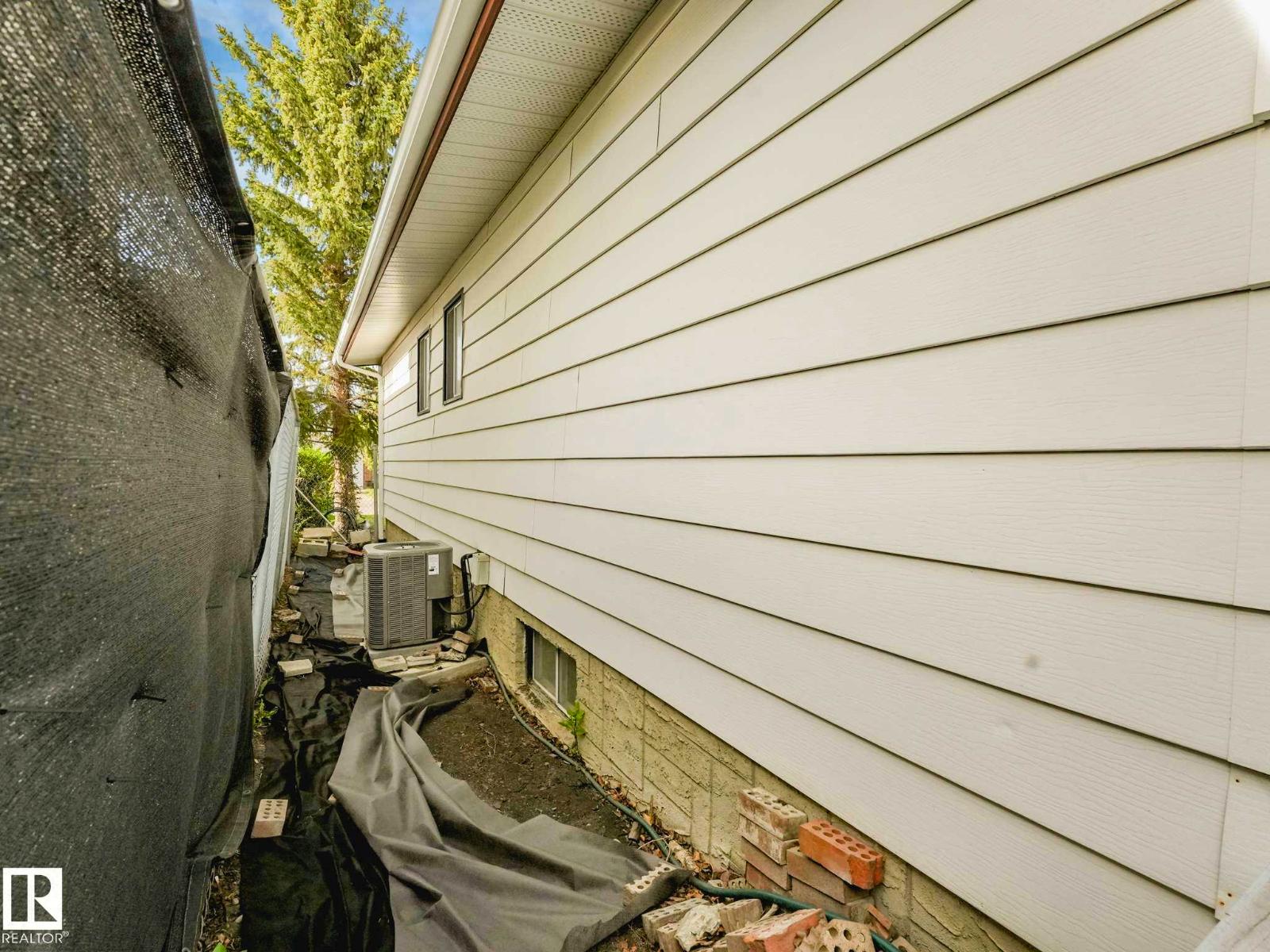 8715 41 AV NW - 57