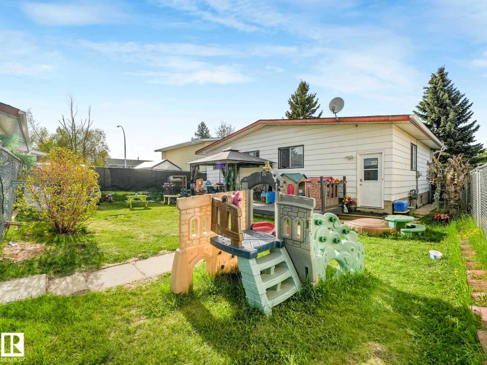8715 41 AV NW - 54