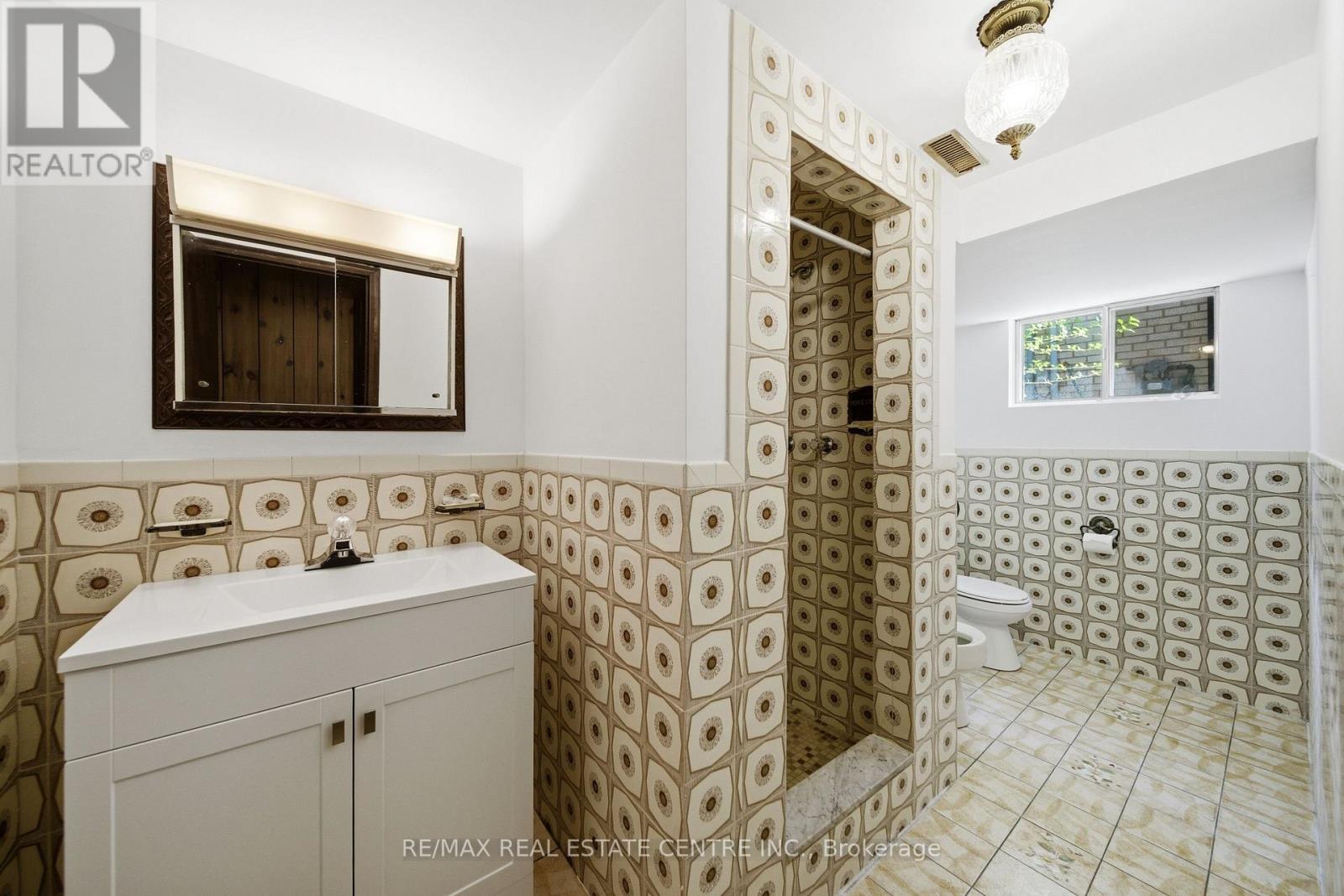 893 HOLLOWTREE CRESCENT - 40
