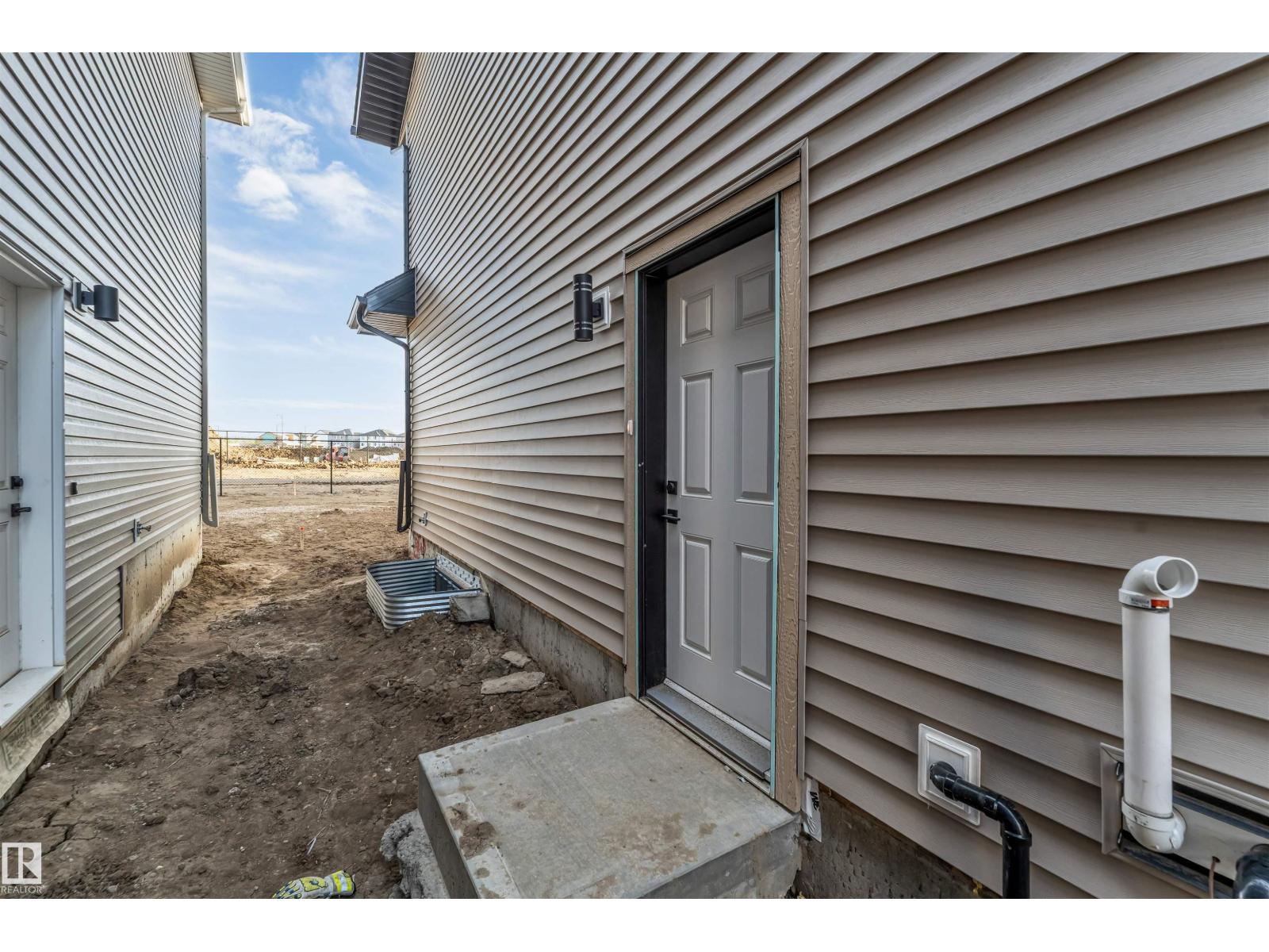 935 18 AV NW - 16