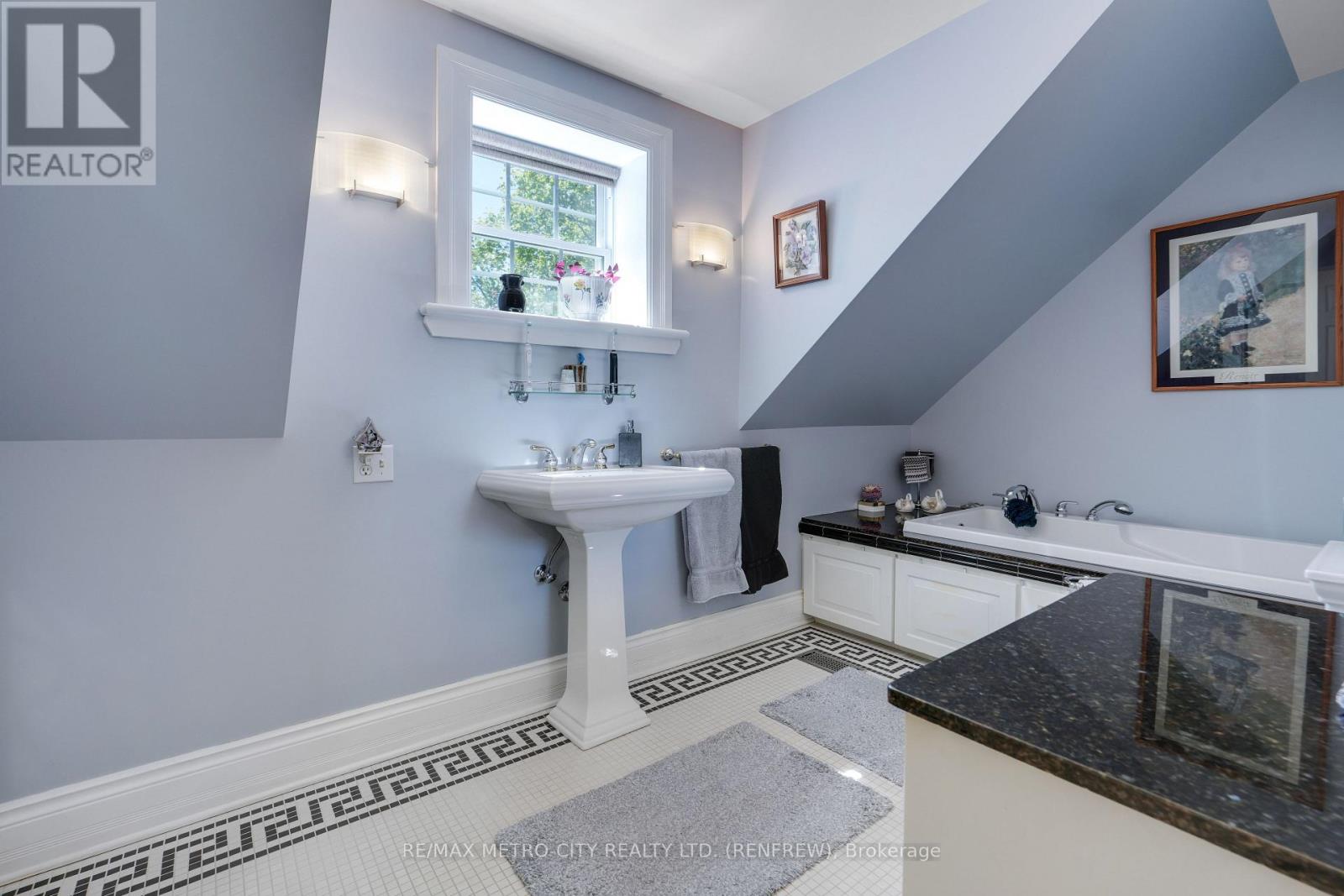 674 RAGLAN STREET S - 24