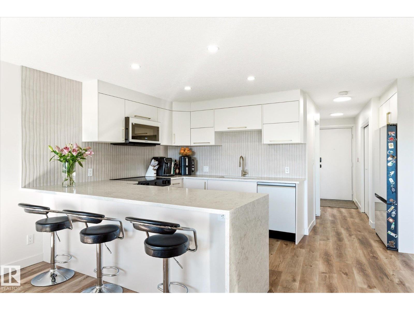 #108 10105 95 ST NW - 16