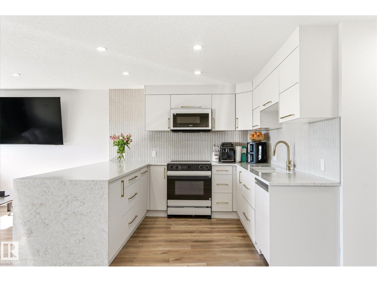 #108 10105 95 ST NW - 17