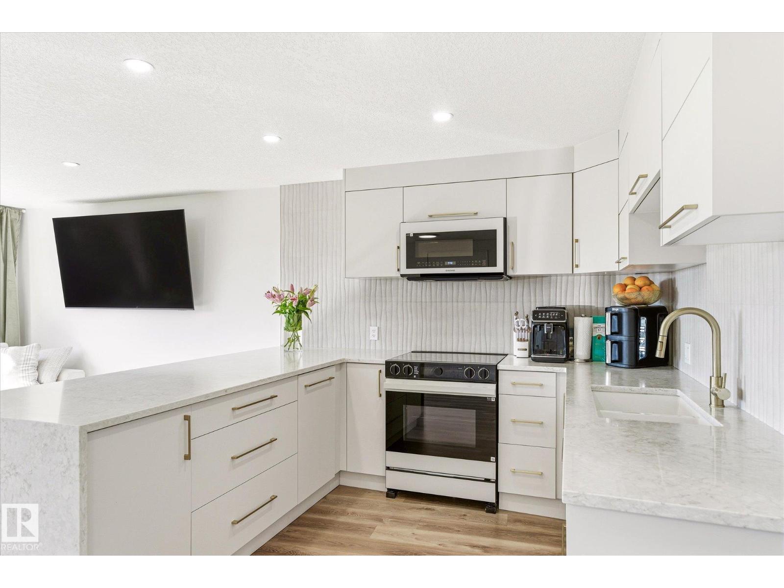 #108 10105 95 ST NW - 18
