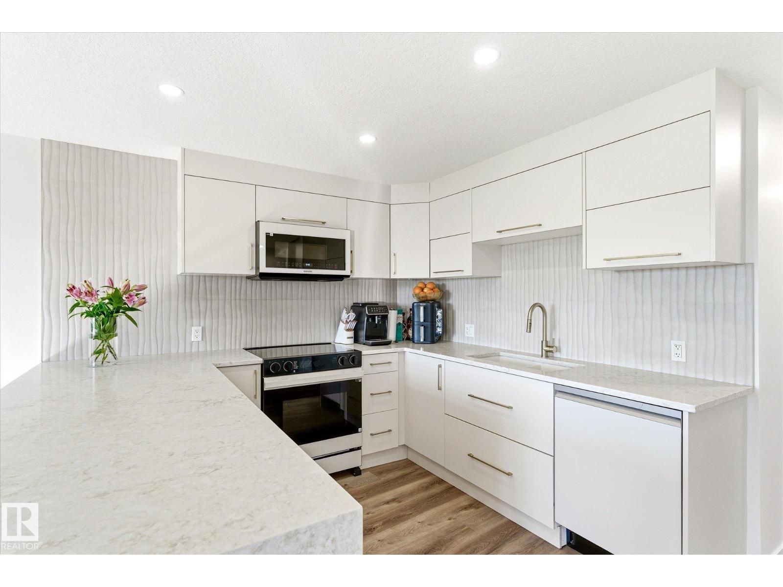 #108 10105 95 ST NW - 19