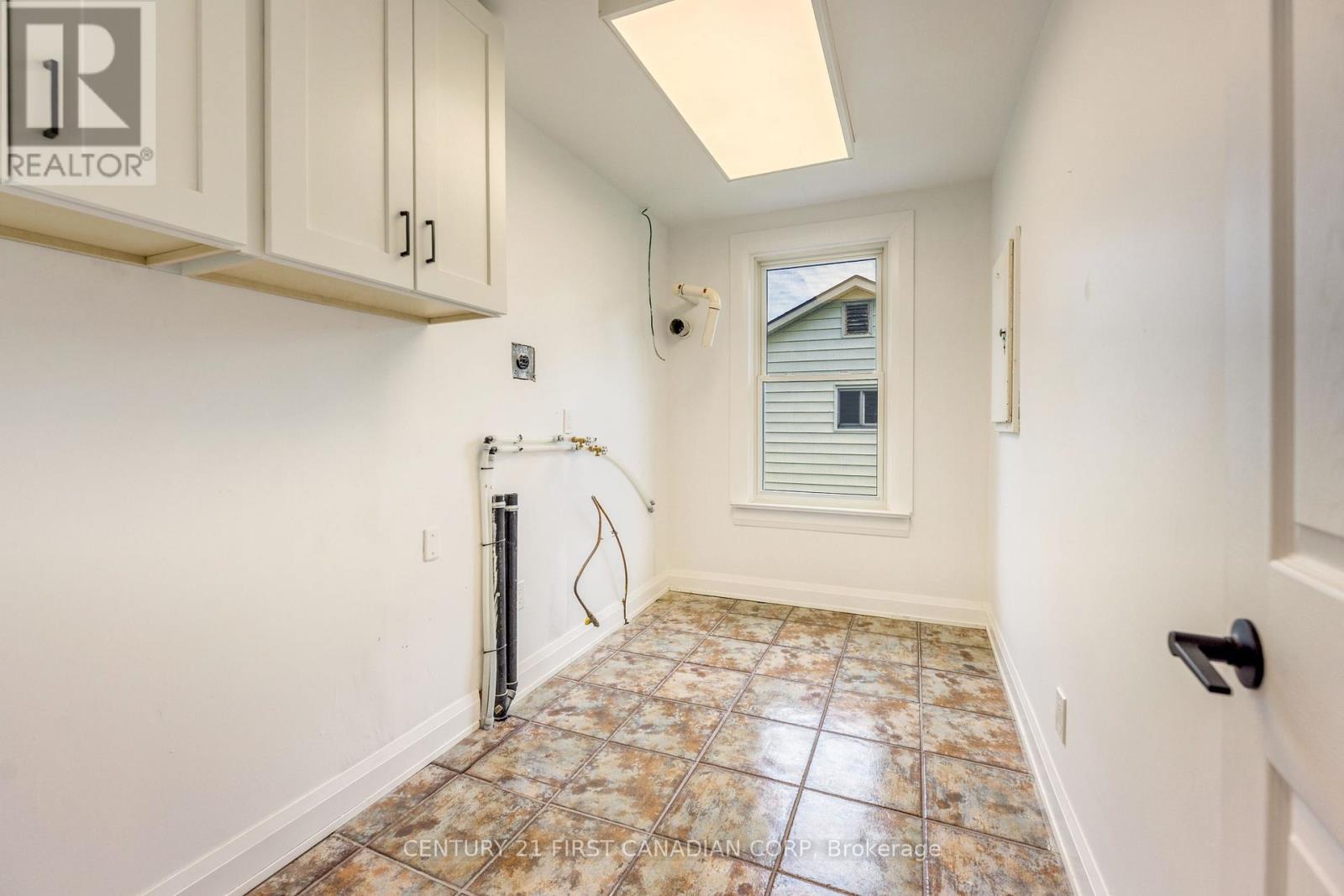 3877 ST CLAIR PARKWAY - 31