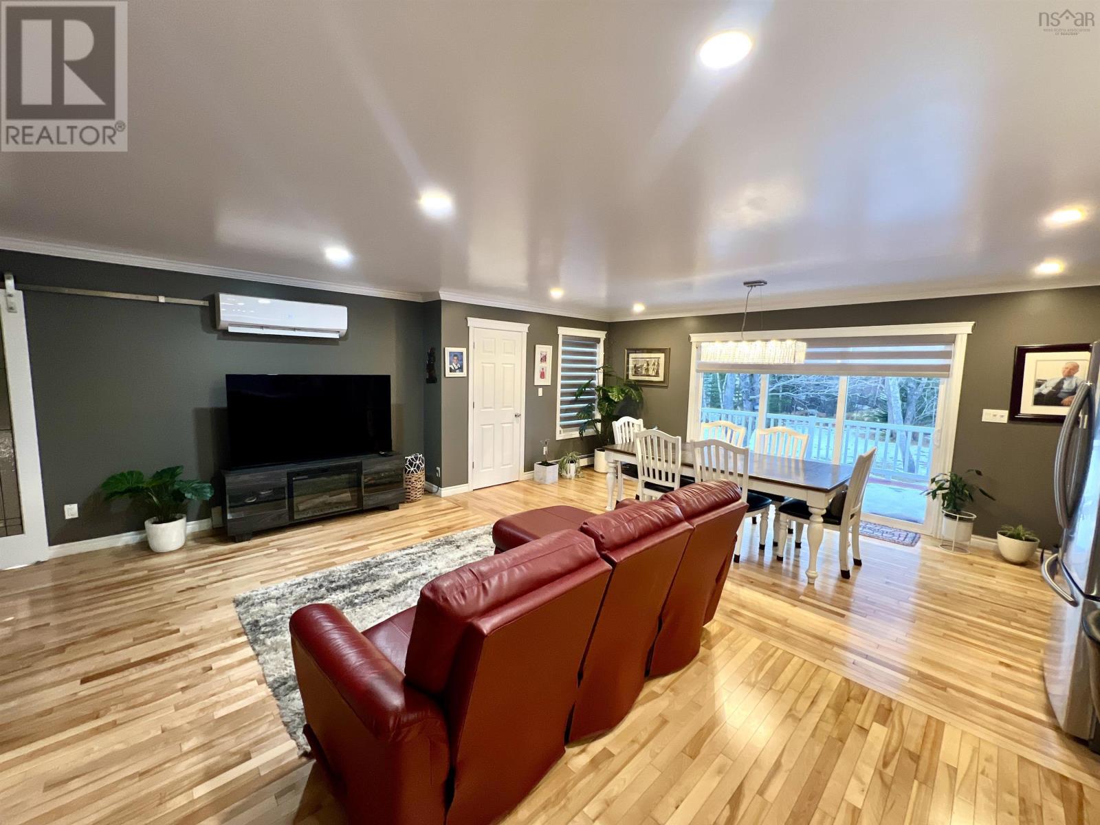 26 University Avenue - 14