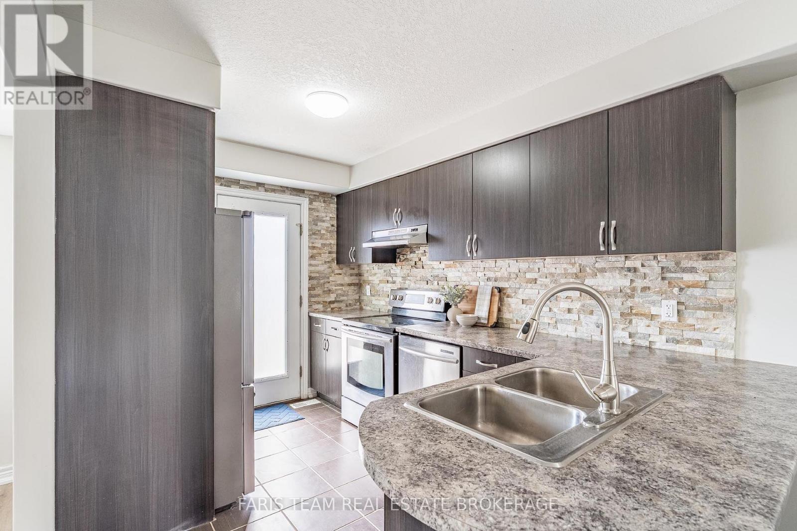 104 BANTING CRESCENT - 4