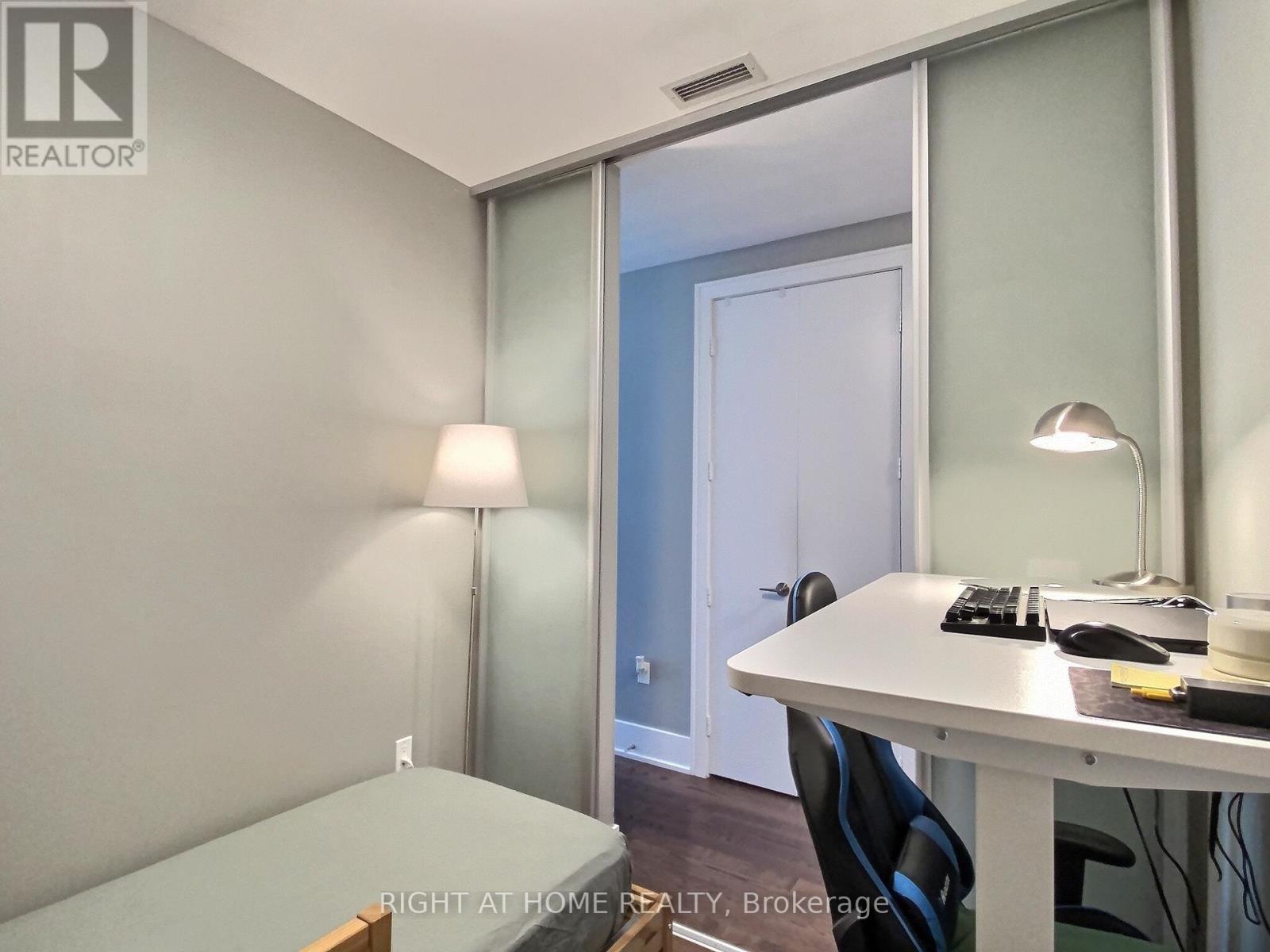 #515 39 QUEENS QUAY E - 14