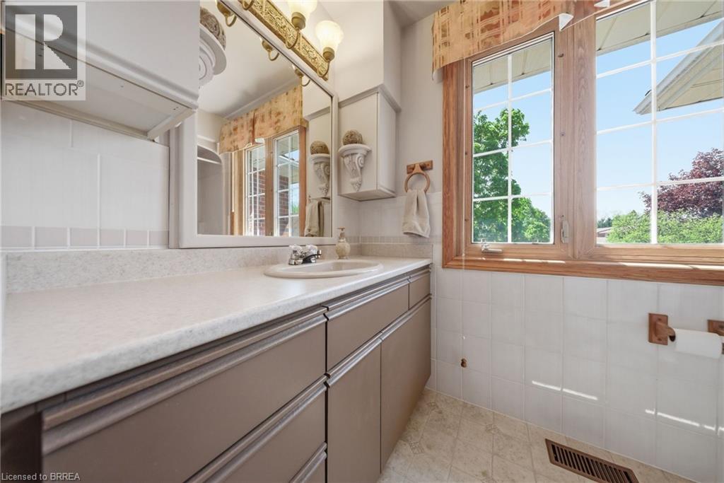 10 RIVA Ridge, Brantford, Ontario, N3P1R9 — Photo 11