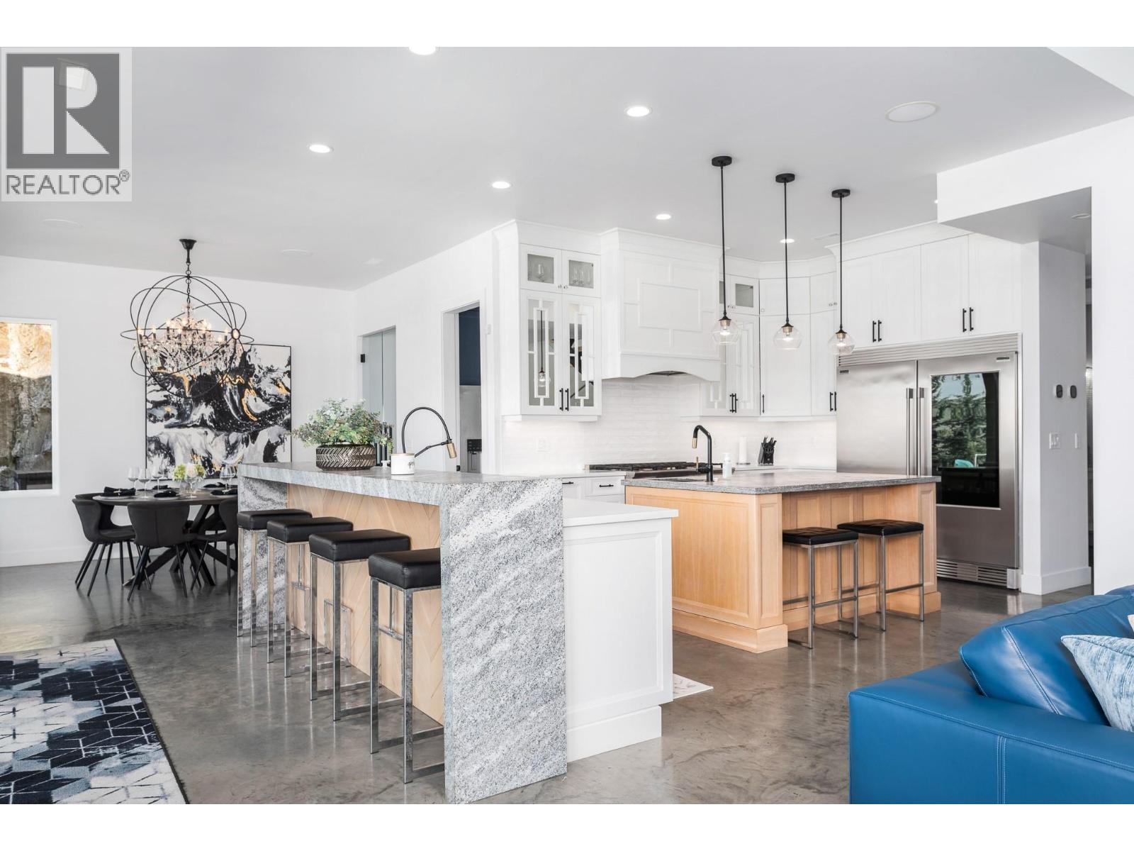  112 Sunset Boulevard, Vernon