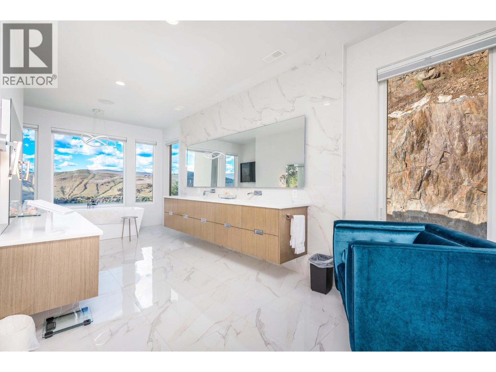  112 Sunset Boulevard, Vernon