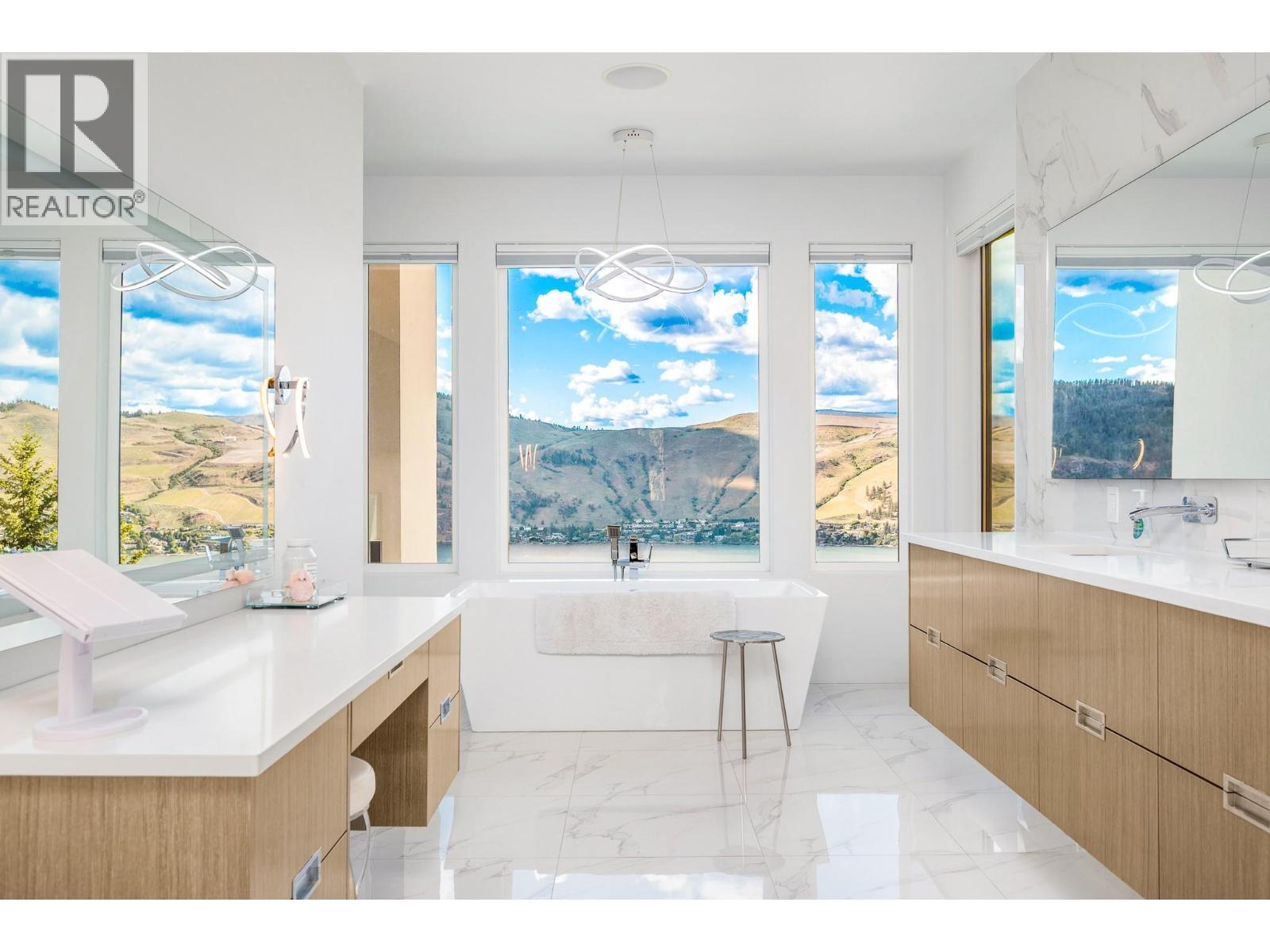  112 Sunset Boulevard, Vernon