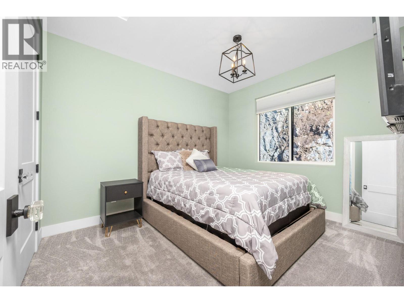  112 Sunset Boulevard, Vernon