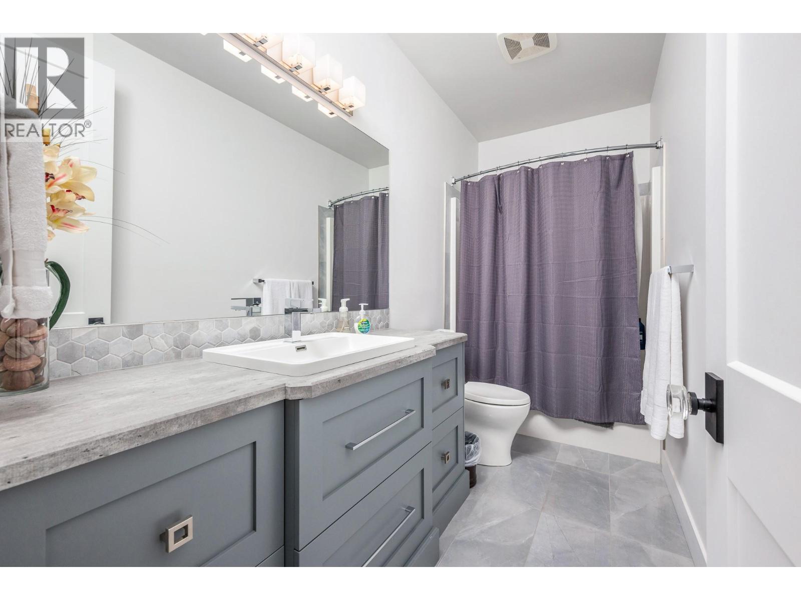 112 Sunset Boulevard, Vernon