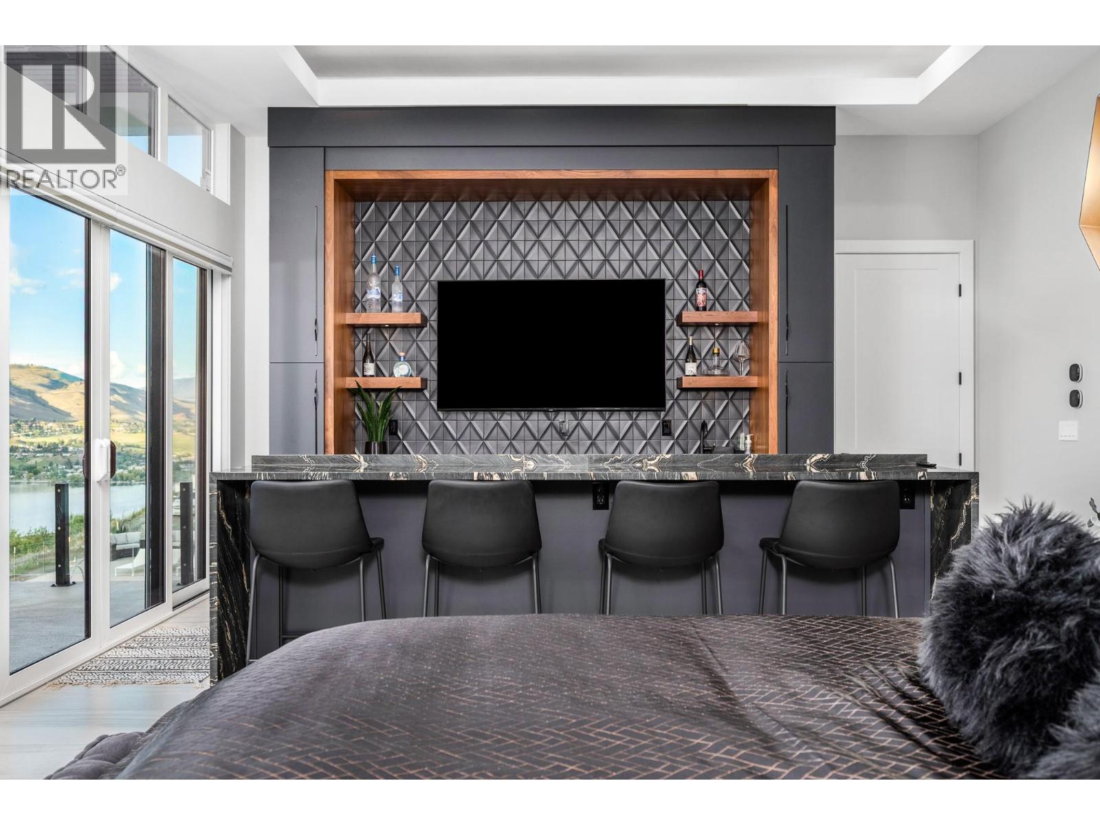  112 Sunset Boulevard, Vernon
