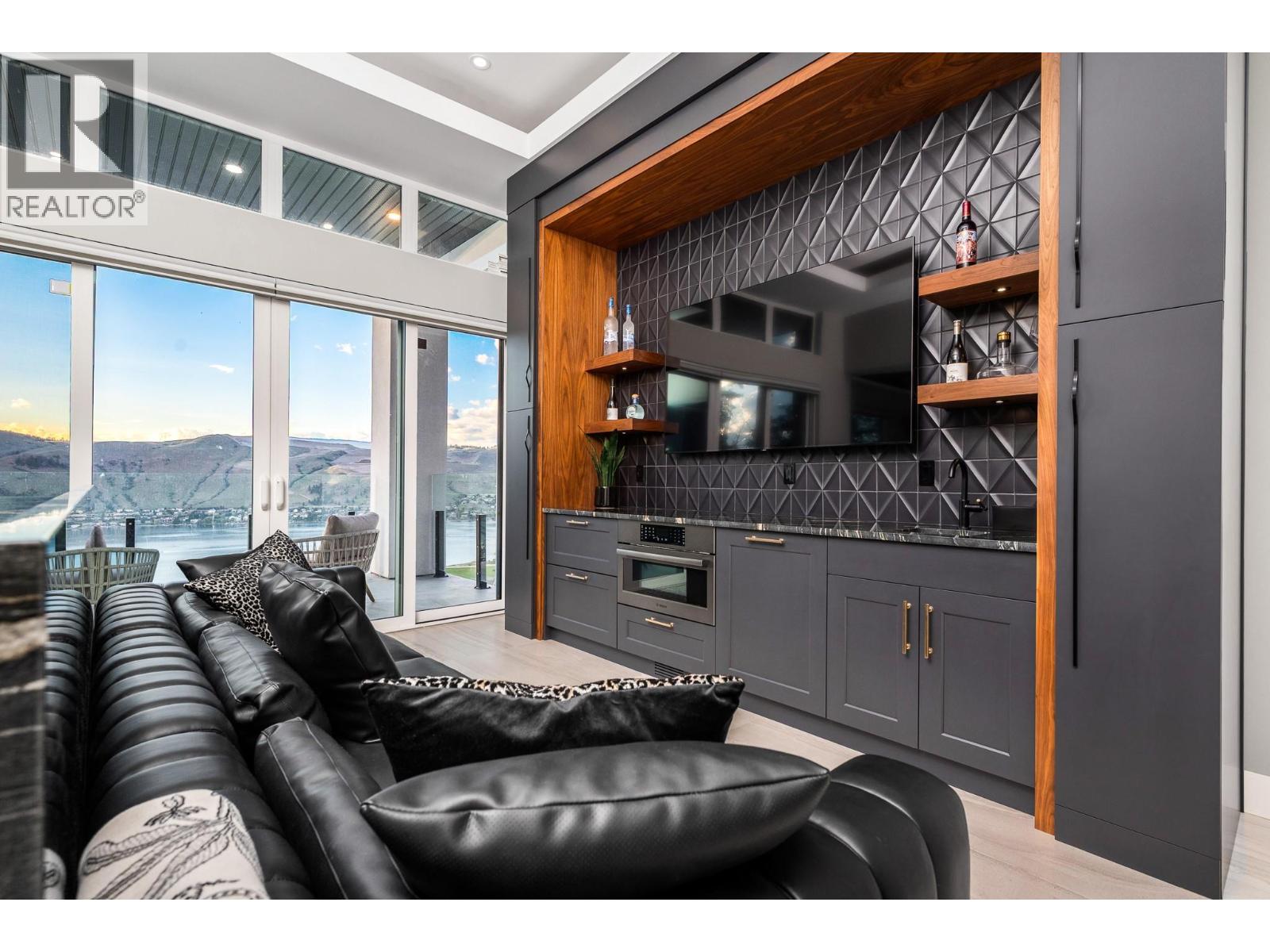  112 Sunset Boulevard, Vernon