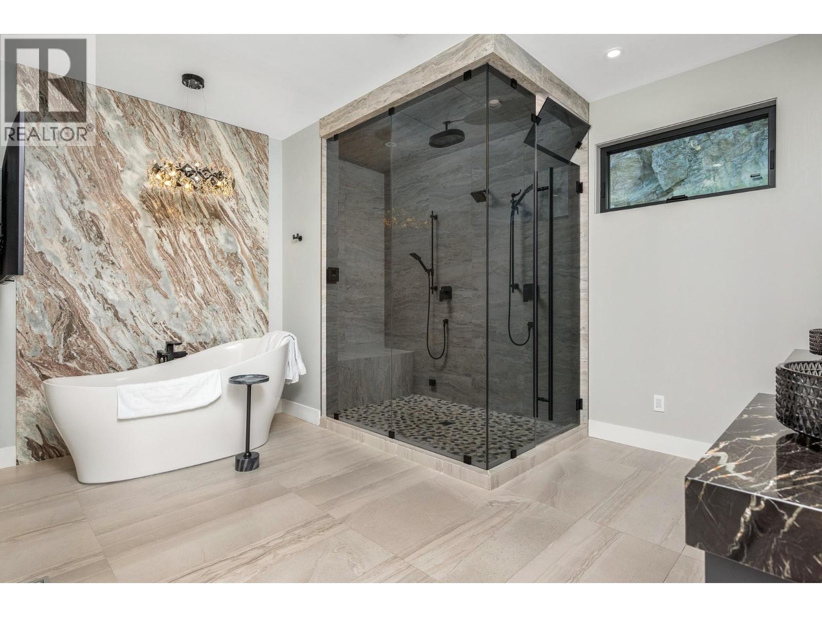  112 Sunset Boulevard, Vernon