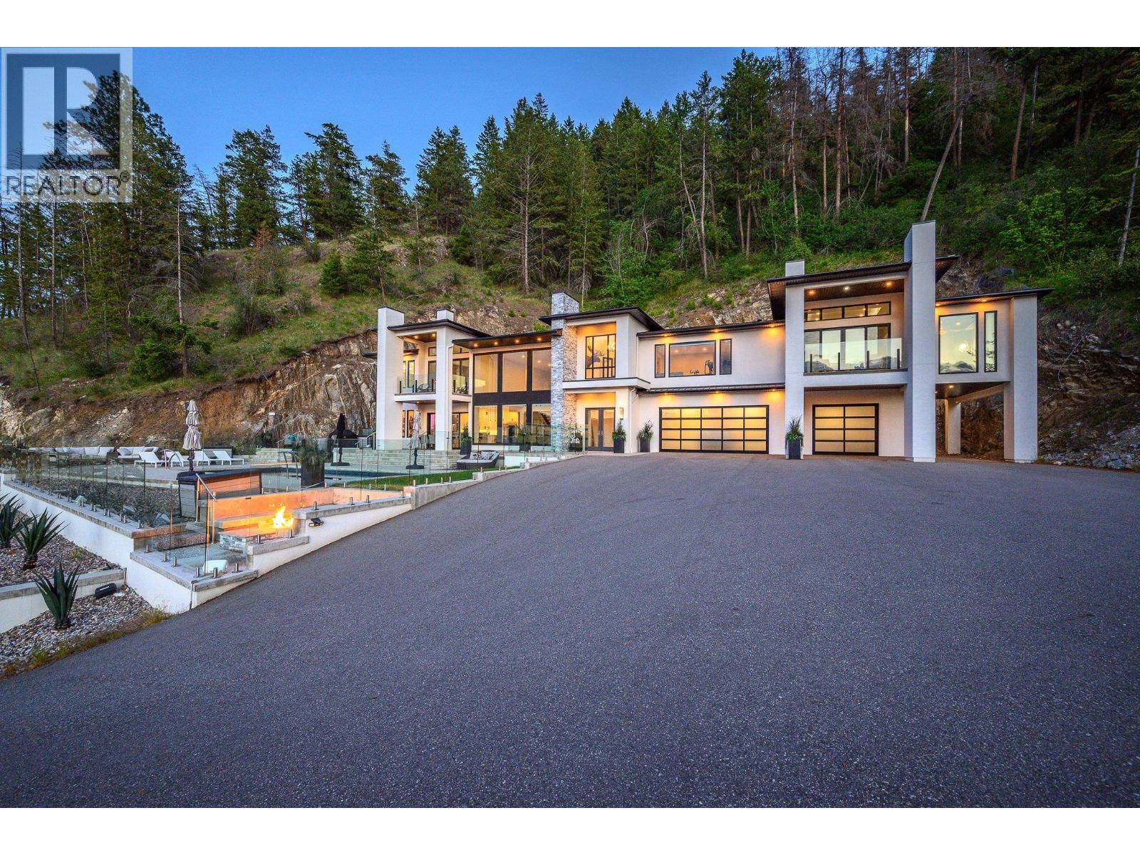  112 Sunset Boulevard, Vernon