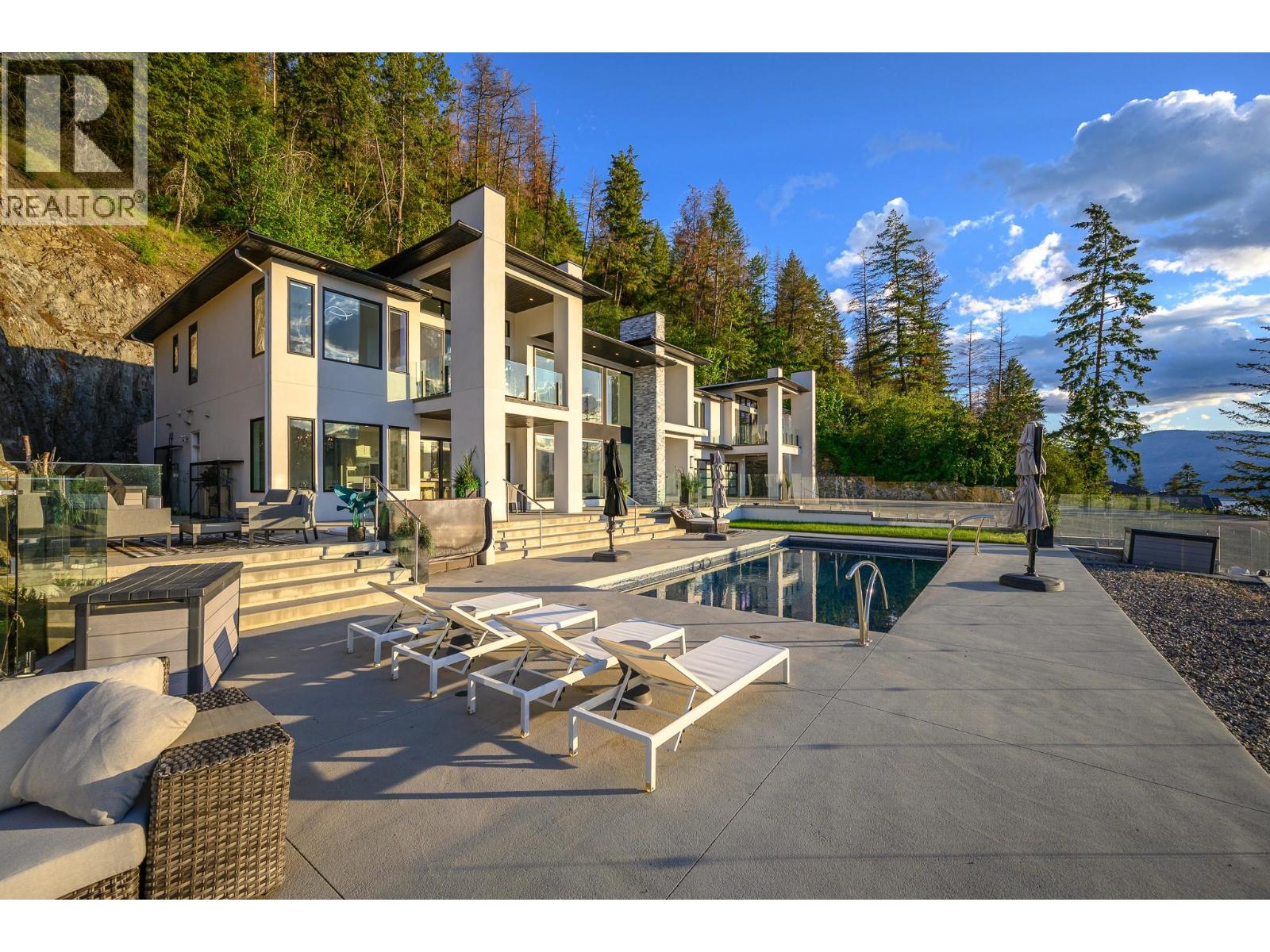 112 Sunset Boulevard, Vernon