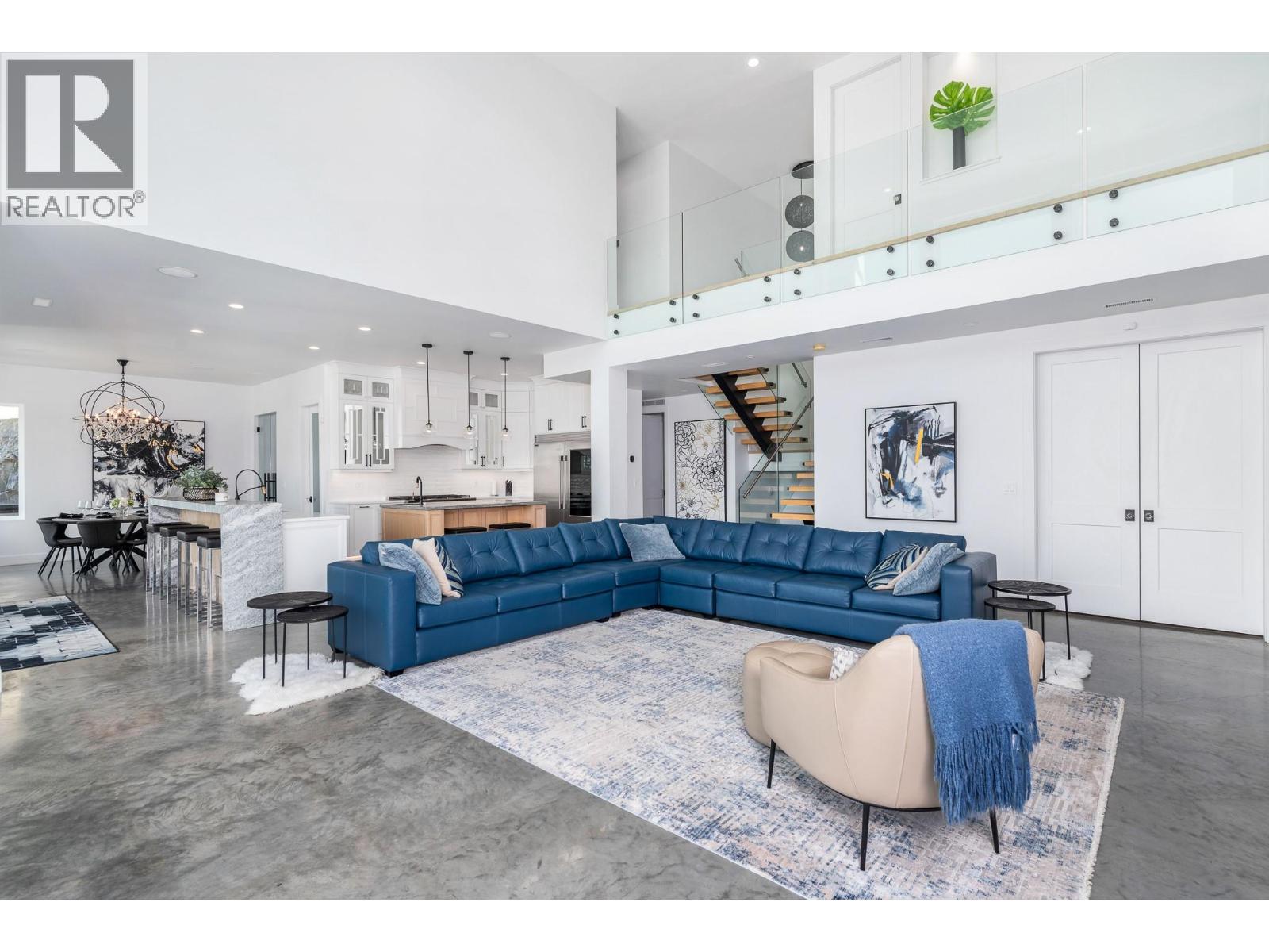  112 Sunset Boulevard, Vernon