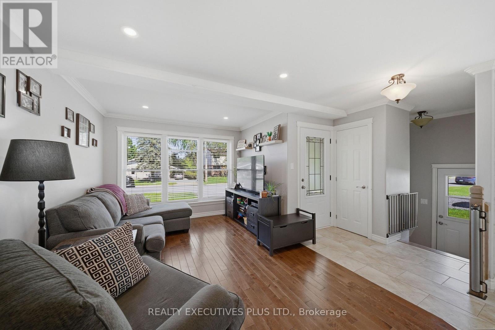 448 DOMINION STREET S - 6