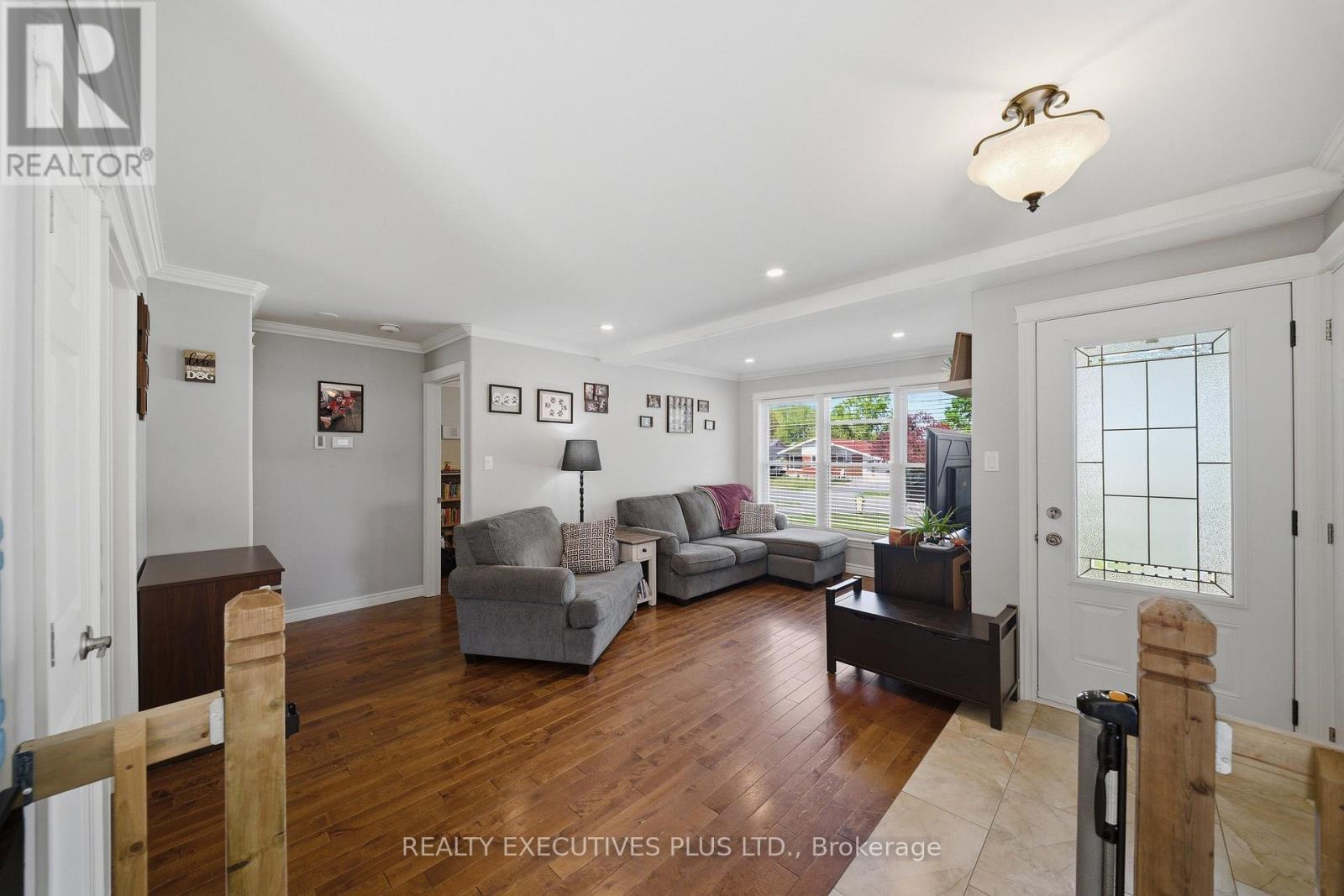 448 DOMINION STREET S - 8