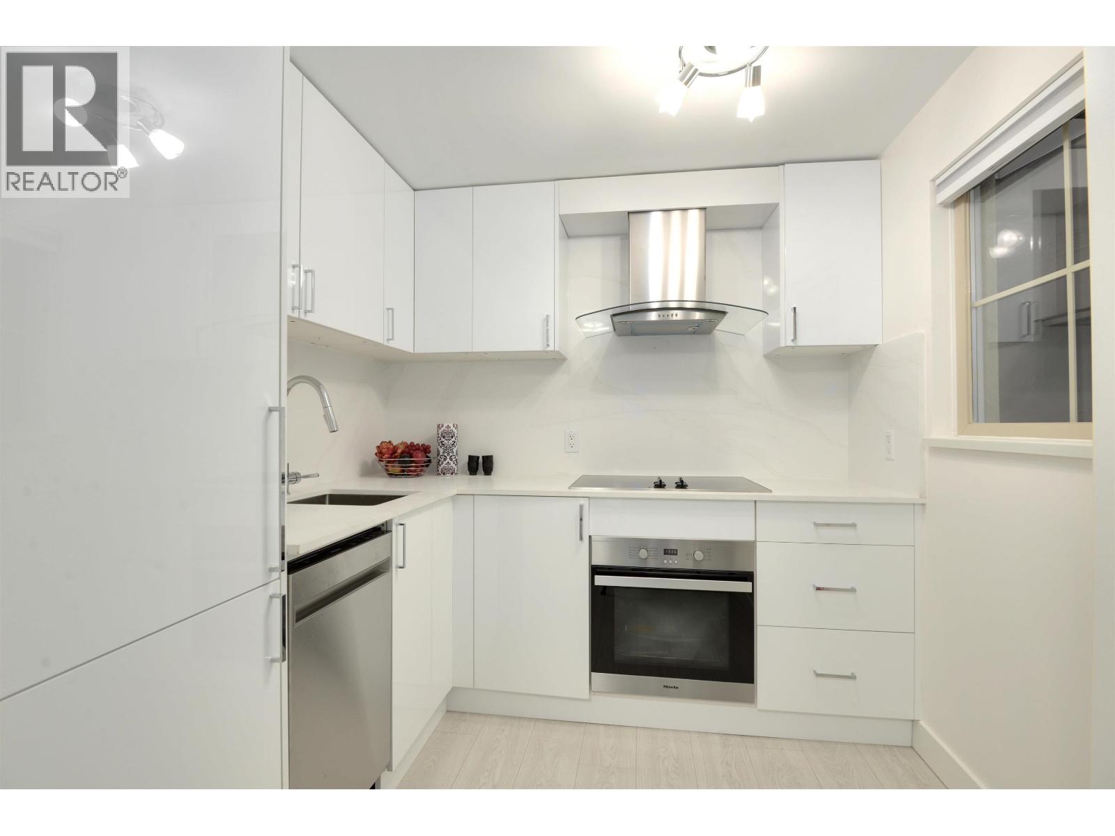 1604 121 W 15 STREET, North Vancouver