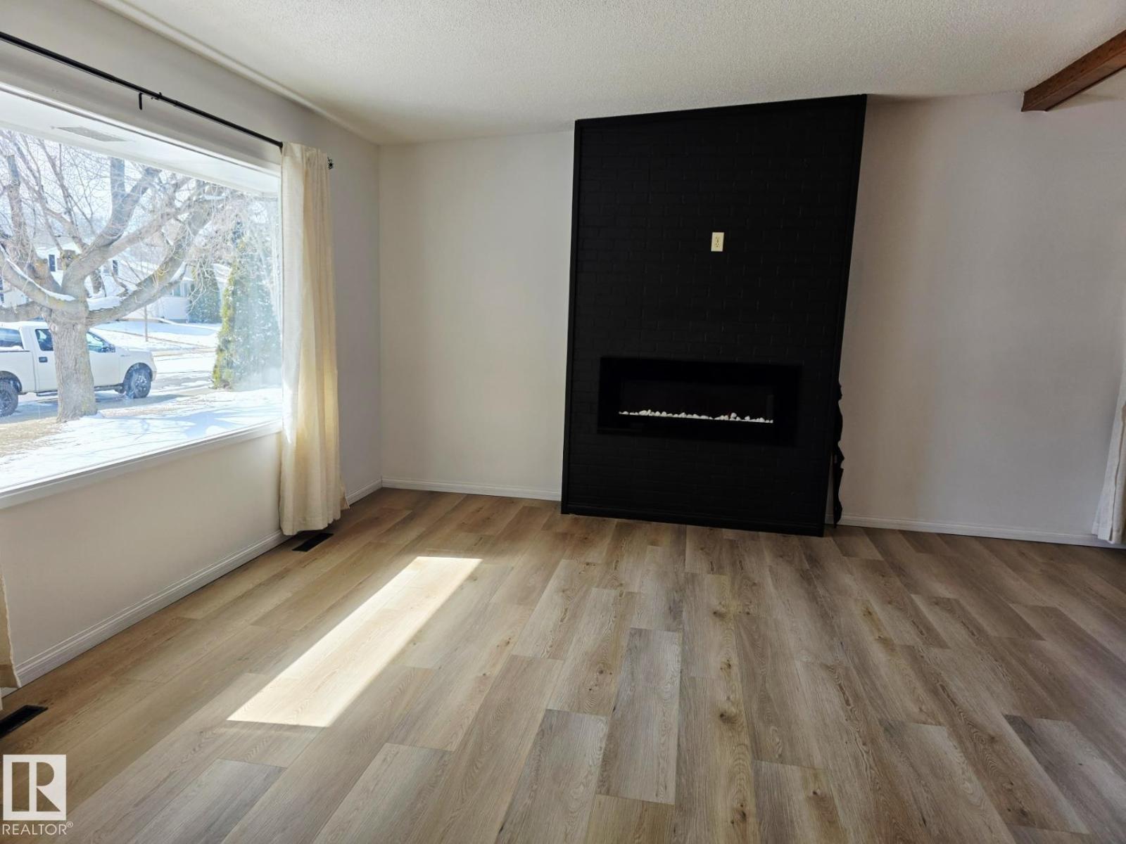 5204 43 AV — photo 7