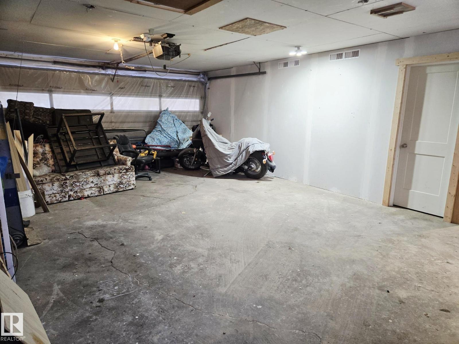 5204 43 AV — photo 64