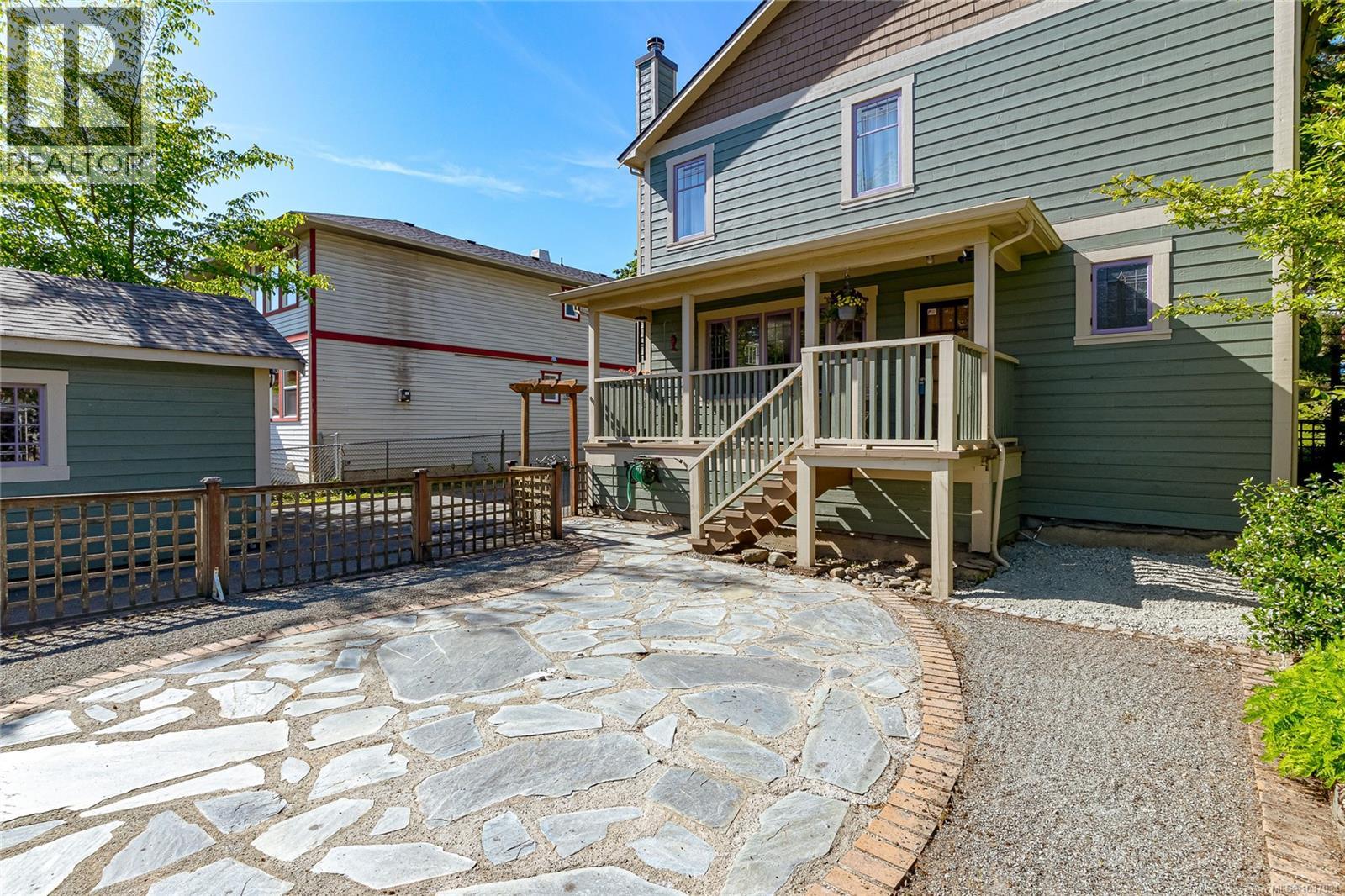 758 Newbury St - 32