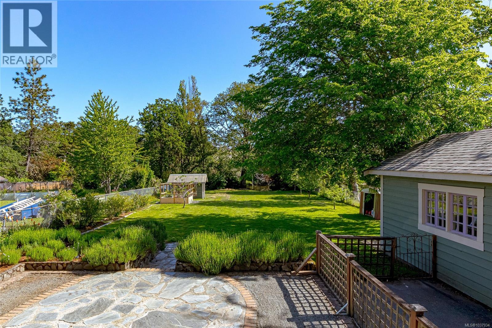 758 Newbury St - 33