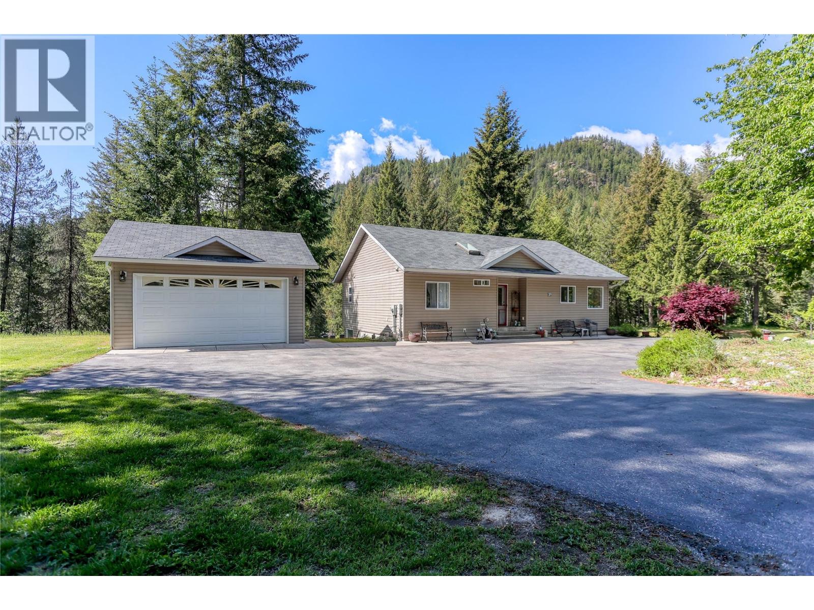 2693 Osachoff Road, South Slocan