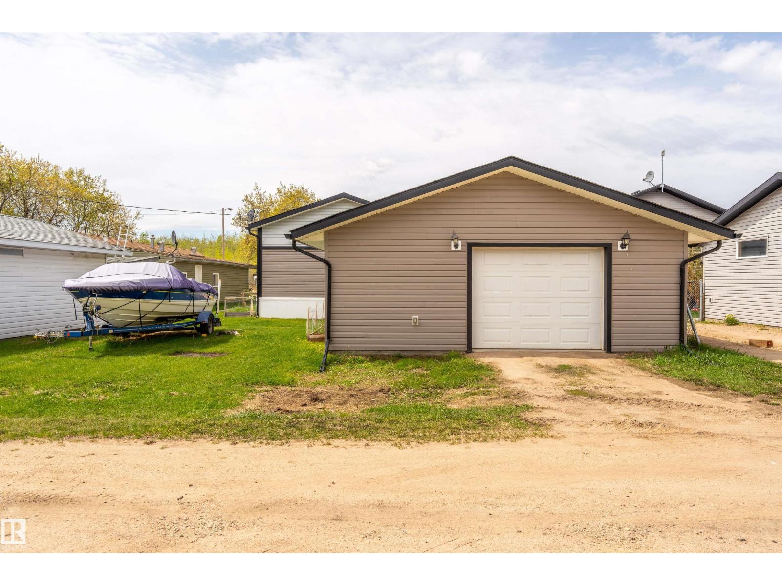 4819 52 ST - 24